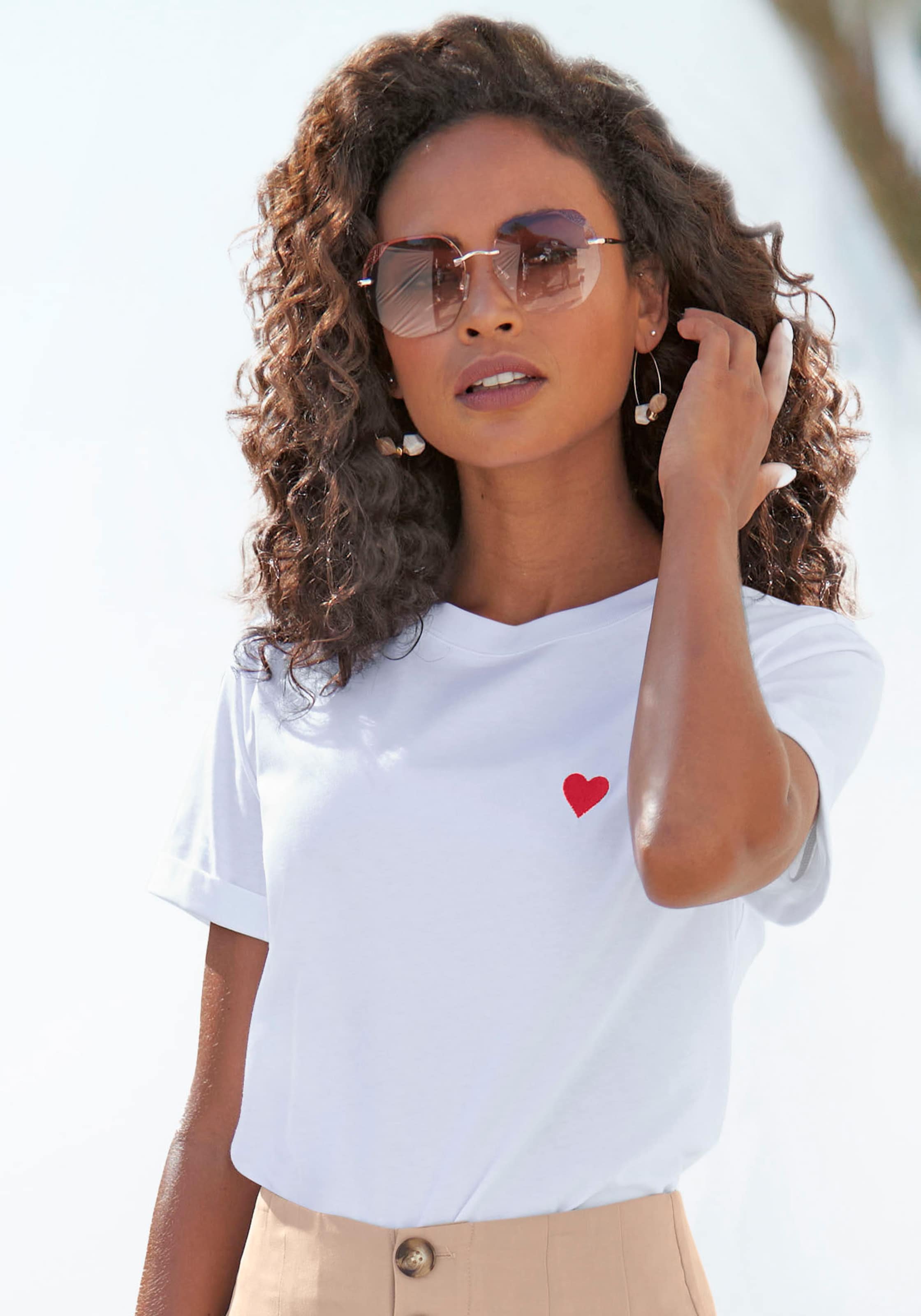 Set je günstig Kaufen-T-Shirt in weiß von LASCANA. T-Shirt in weiß von LASCANA <![CDATA[Süßes Shirt von Lascana mit farblich abgesetzter Herz-Stickerei vorn. Rundhalsausschnitt mit Bündchen, kurze Ärmel und gerader Saumverlauf. Vielseitig zu stylen. Baumwolljerse