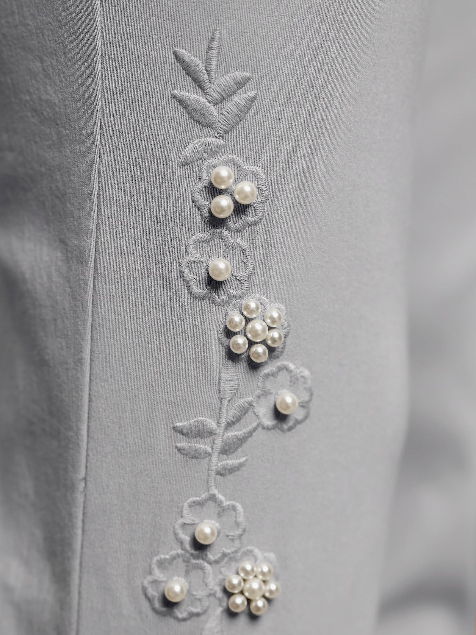 Bengalinhose mit Blüten- und Glitzersteinchen-Verzierung - steingrau