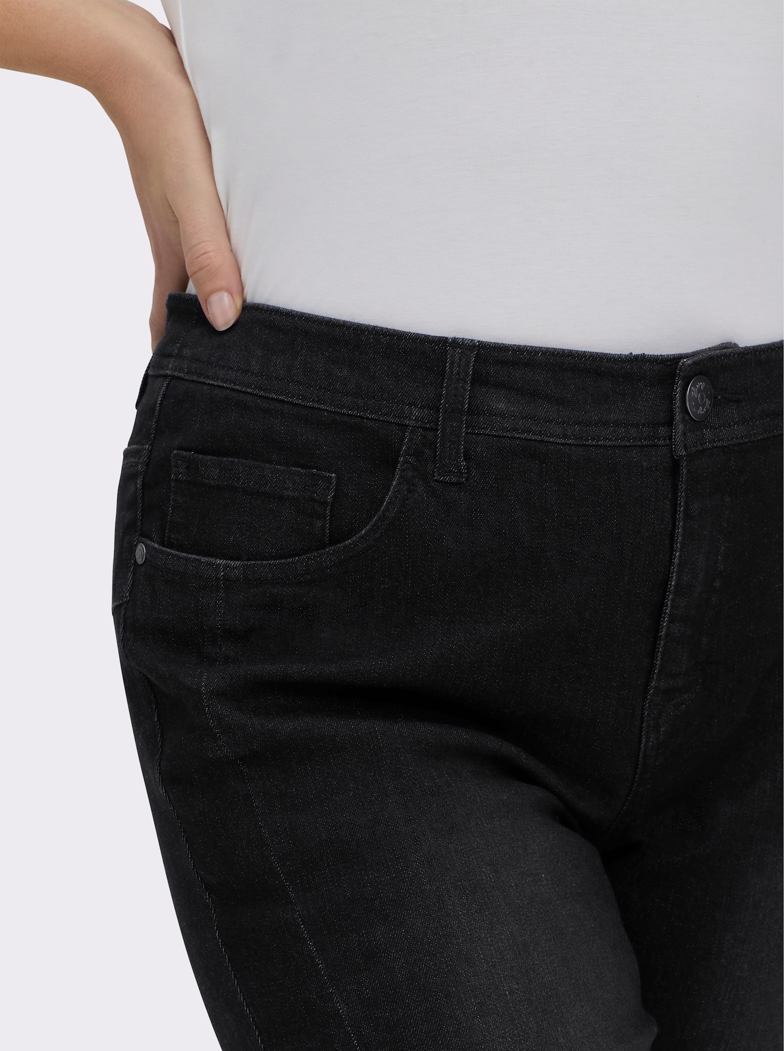 sheego Jeans in 5-Pocket-Form und leichter Waschung - black denim