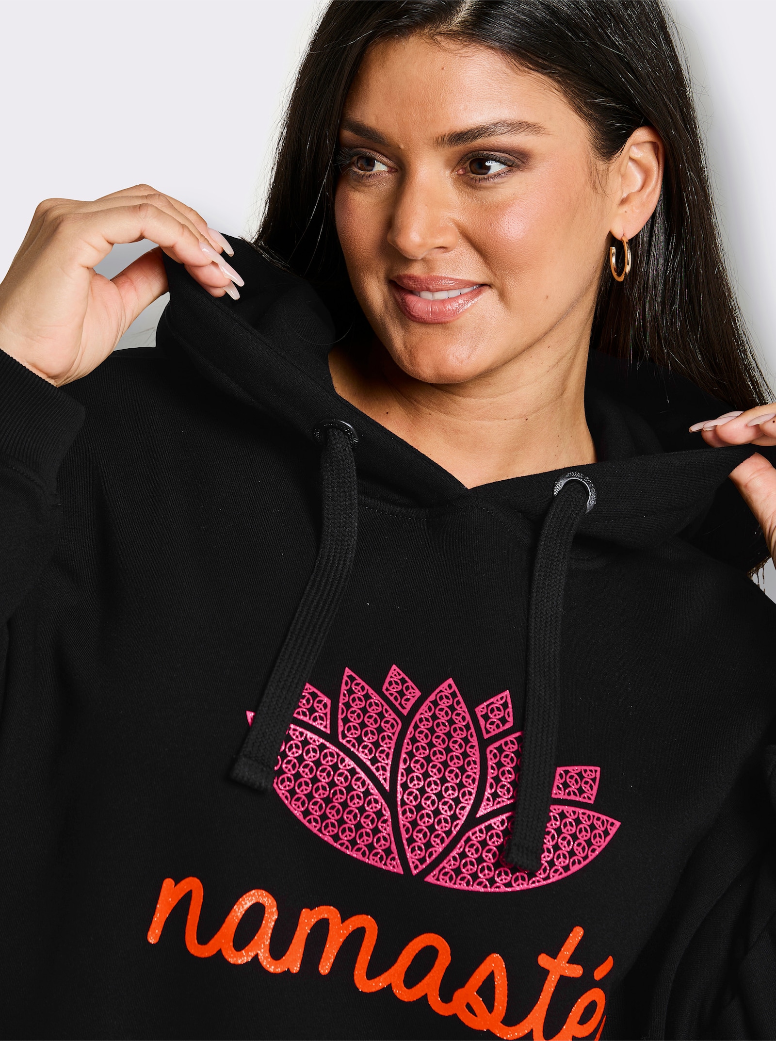 sheego loves miss goodlife Hoodie mit Statementprint - schwarz-pink-bedruckt