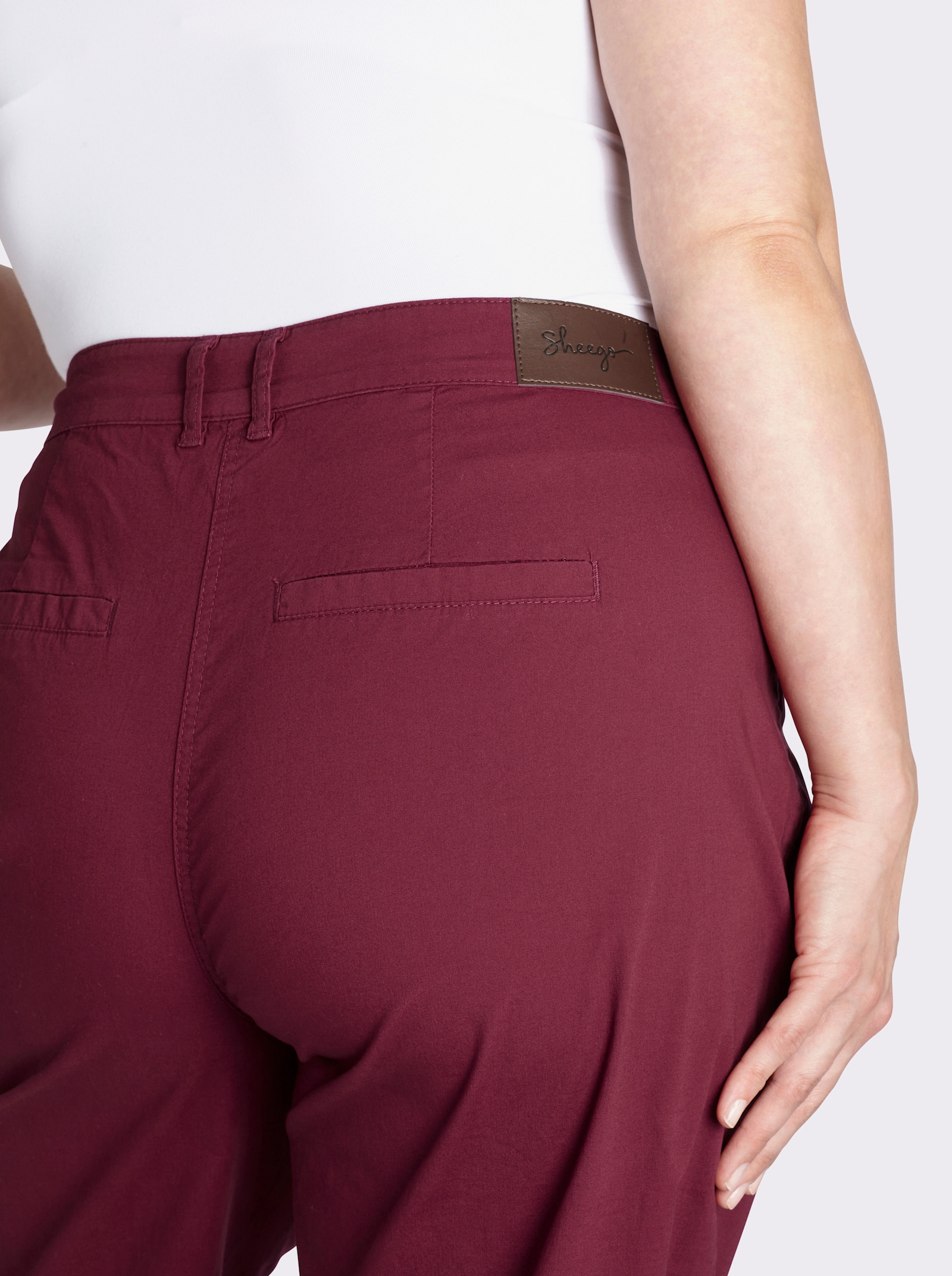 sheego Chinohose mit Ziertaschen hinten - bordeaux