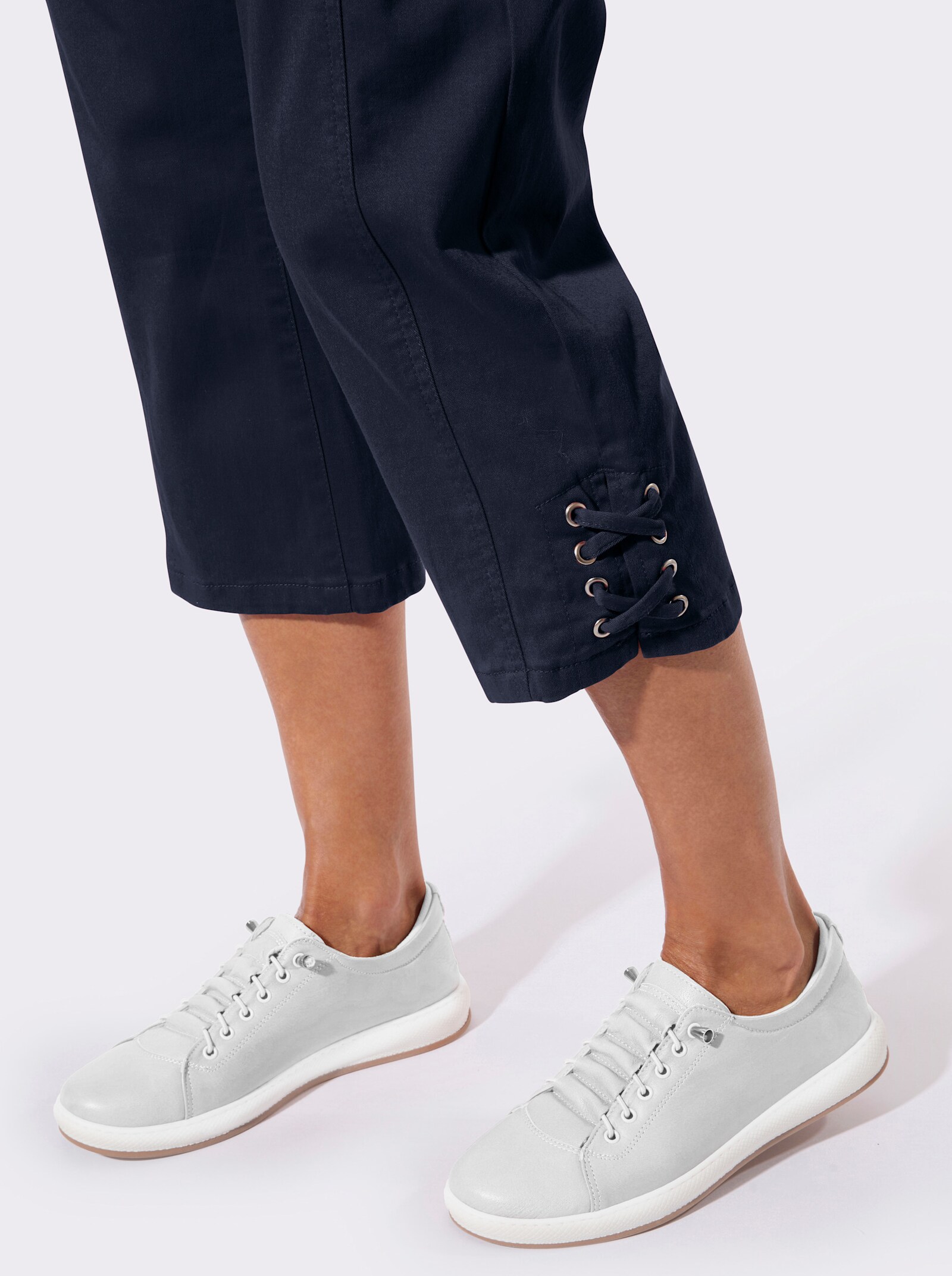 Caprijeans mit Kreuzschnürung am Saum - marine