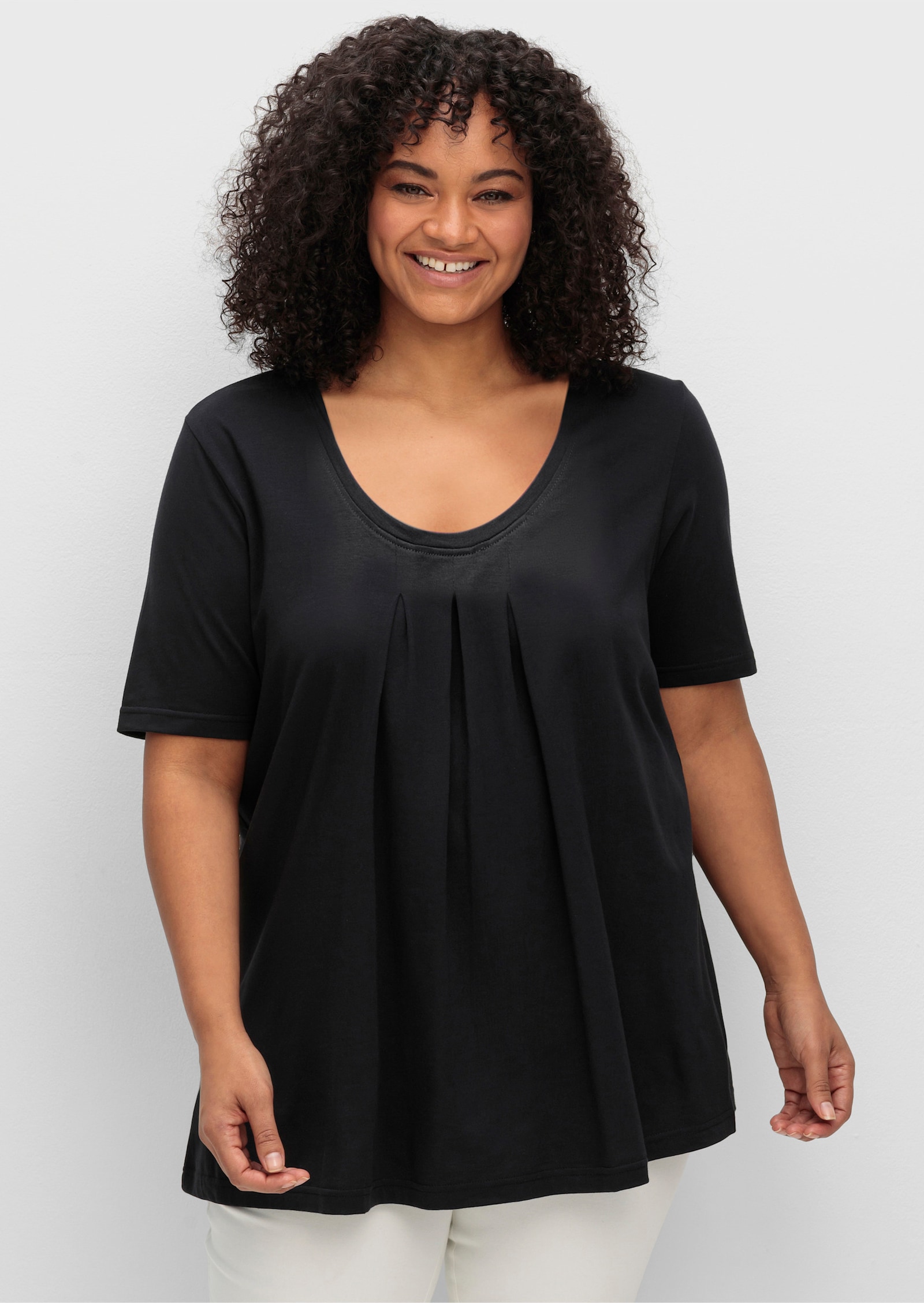 sheego T-shirt in A-lijn, met stolpplooi bij de hals - zwart