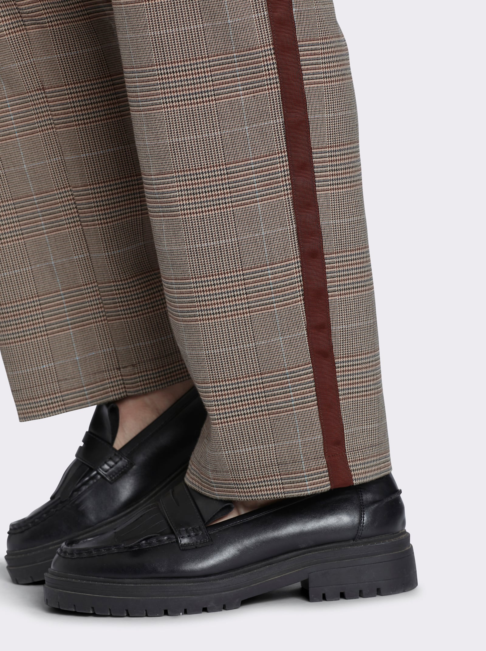 sheego Schlupfhose mit seitlichem Galonstreifen - schoko-cognac-kariert