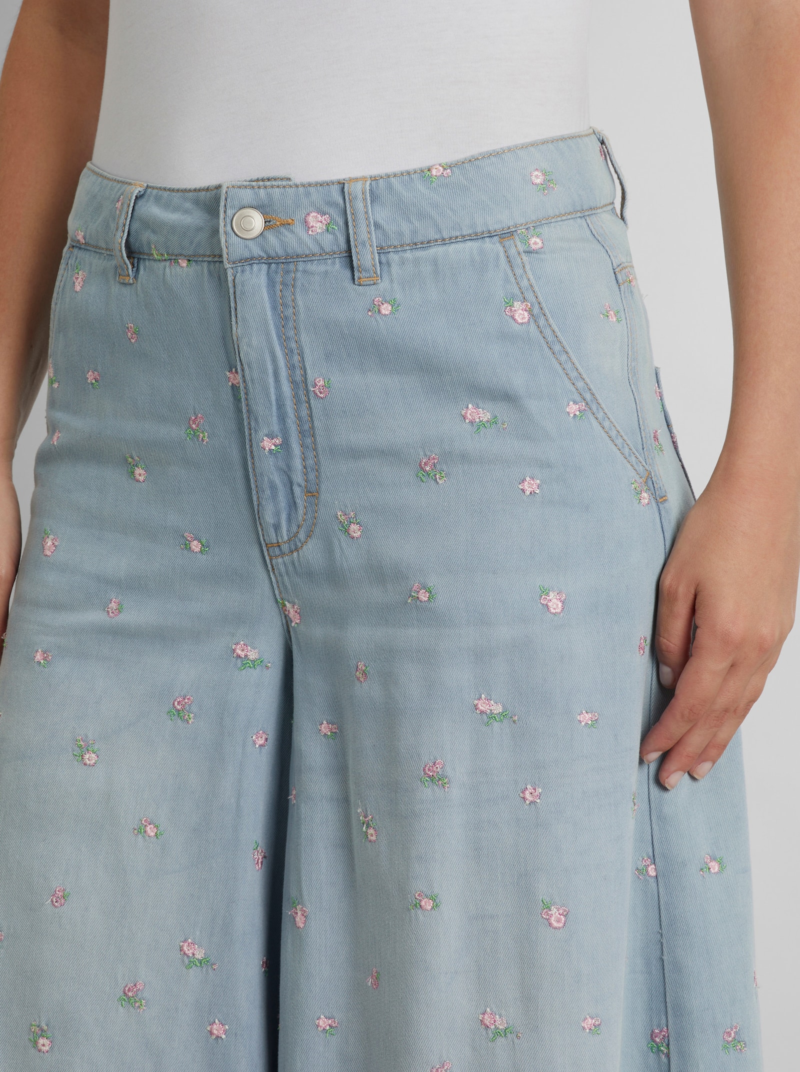 heine Jeans mit Blumenstickerei - blue-bleached-gemustert