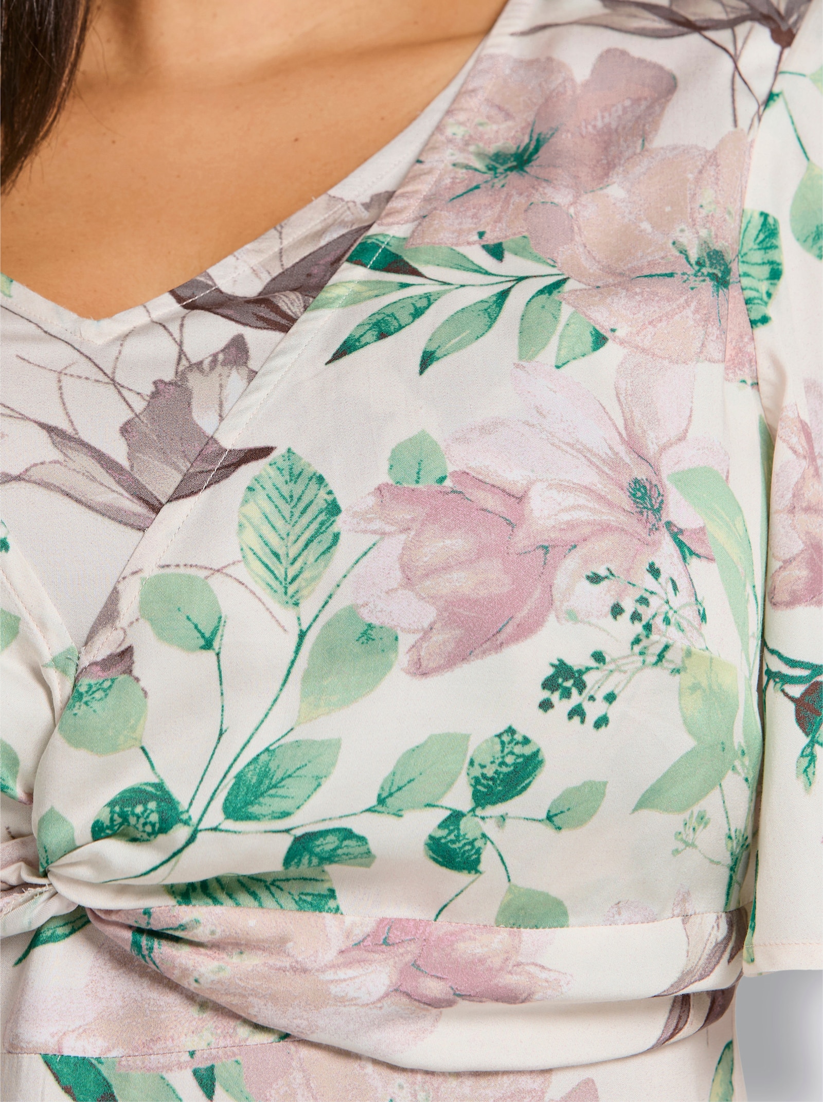 sheego Blumenkleid mit Flügelärmeln und Knotendetail - champagner-puder-bedruckt