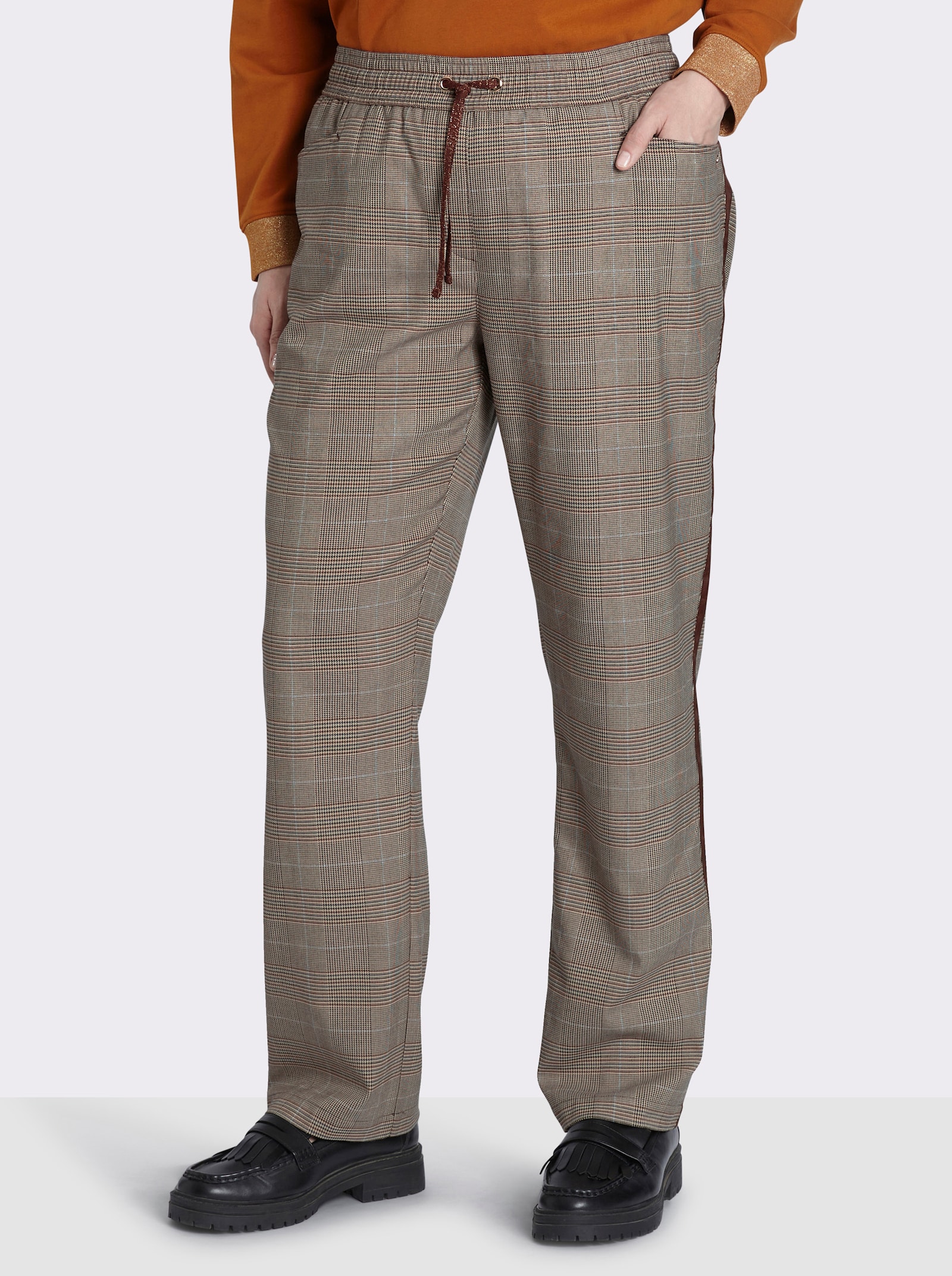 sheego Schlupfhose mit seitlichem Galonstreifen - schoko-cognac-kariert