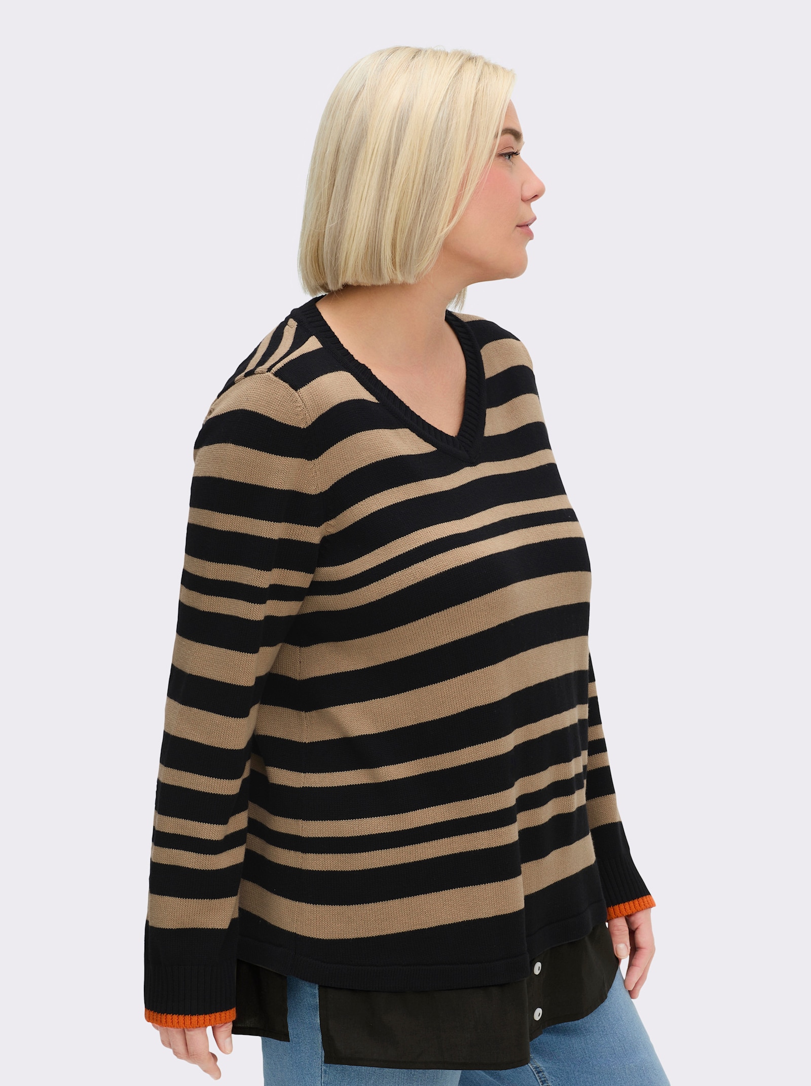 sheego V-Ausschnitt-Pullover mit Bluseneinsatz am Saum - schwarz-beige-gestreift