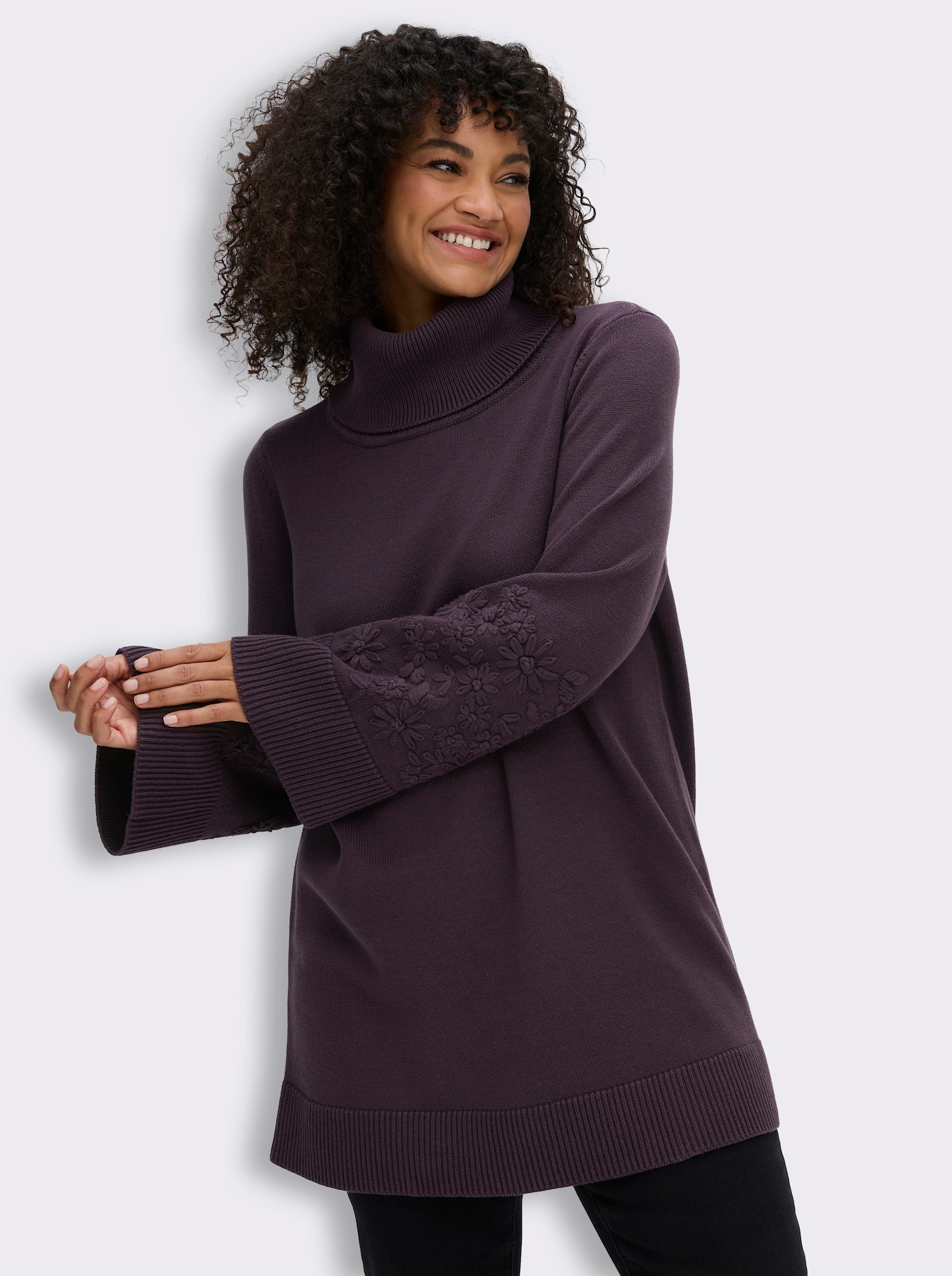 sheego Rollkragenpullover mit Stickereien am Ärmel - aubergine
