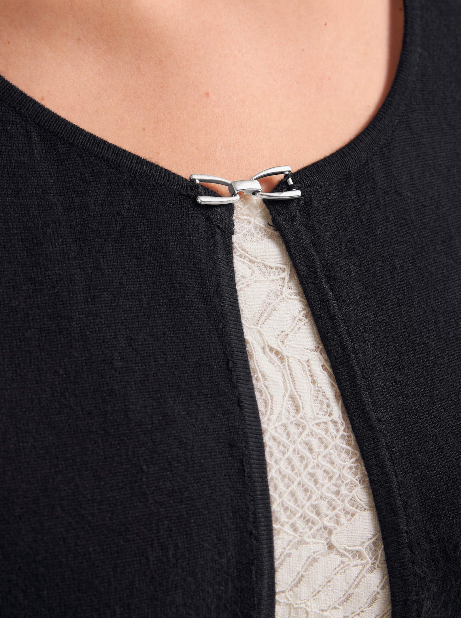 Bolero mit Zierspange - schwarz