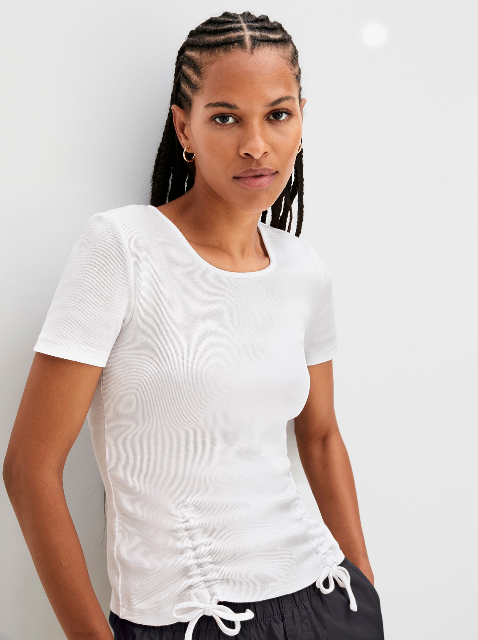 Rippshirt mit Raffung am Saum - weiß