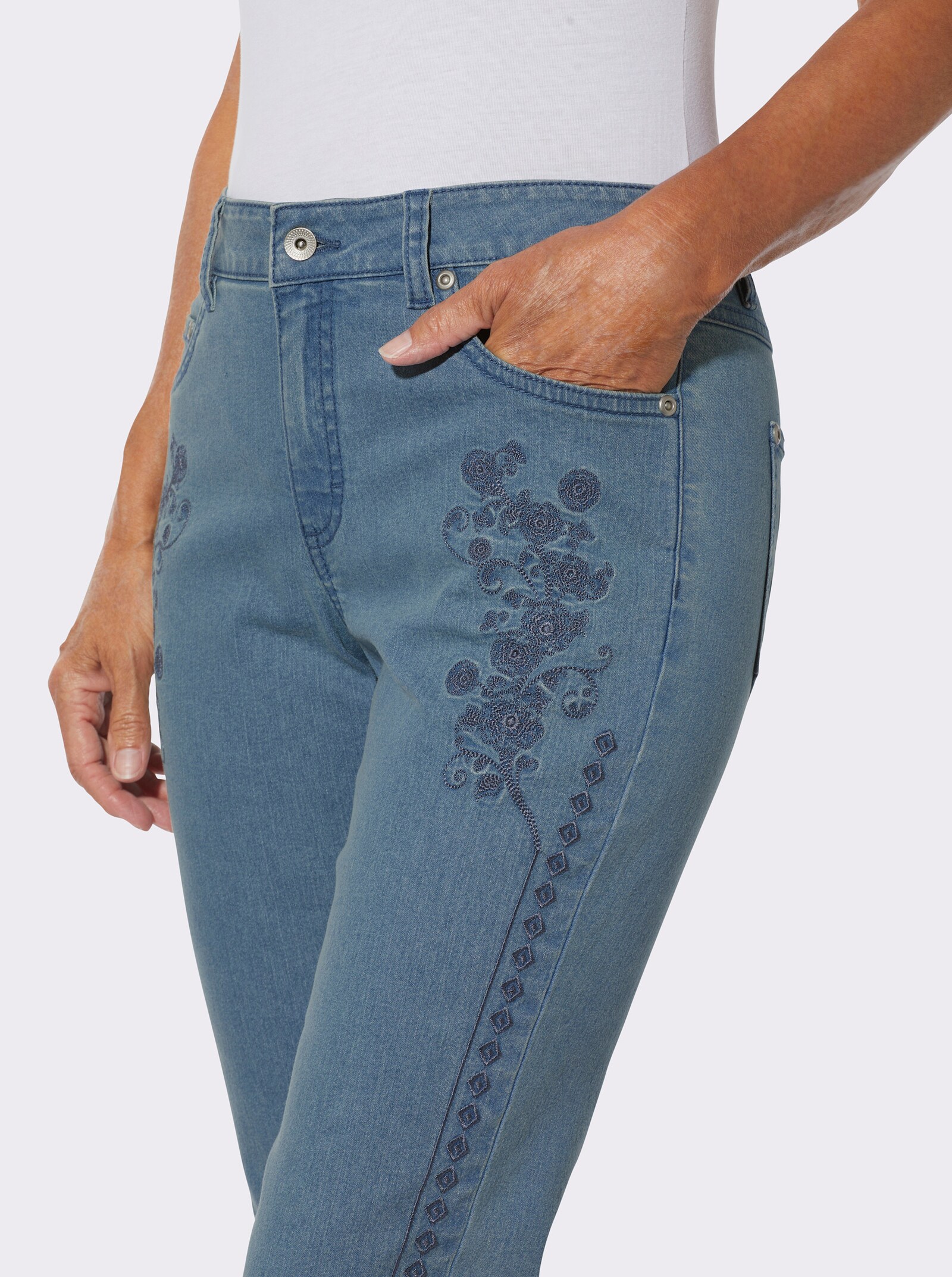 Jeans mit Stickerei - blue-bleached