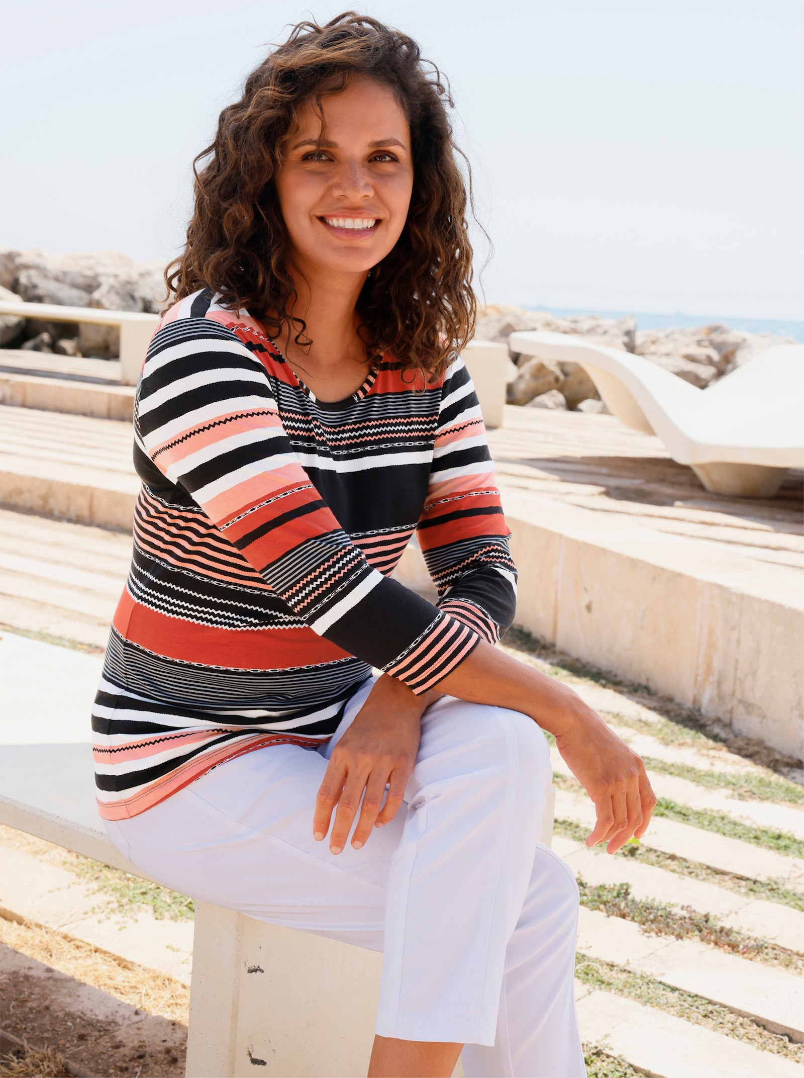 Ringelshirt mit Rundhals-Ausschnitt - erdbeere-schwarz-geringelt