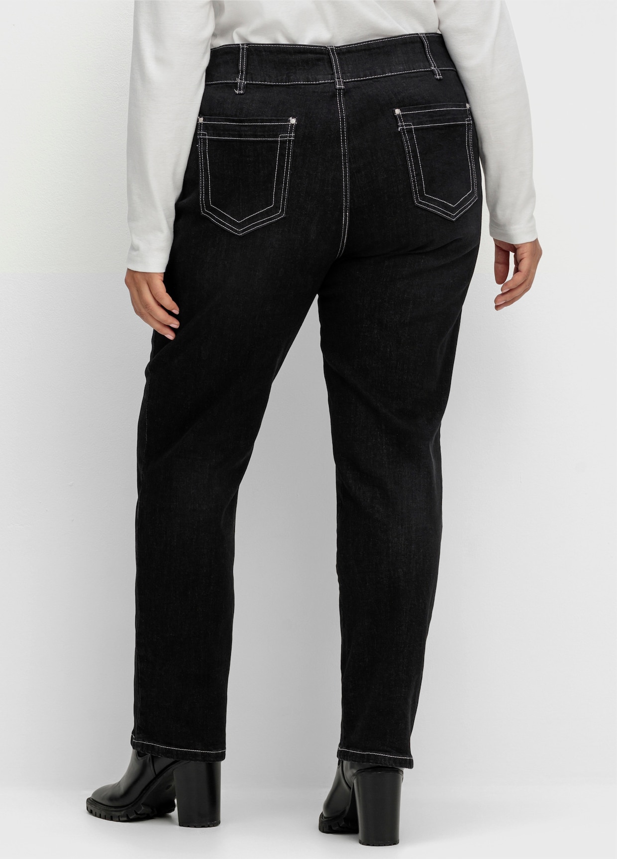 Jeans mit Nieten an den Taschen - black-denim