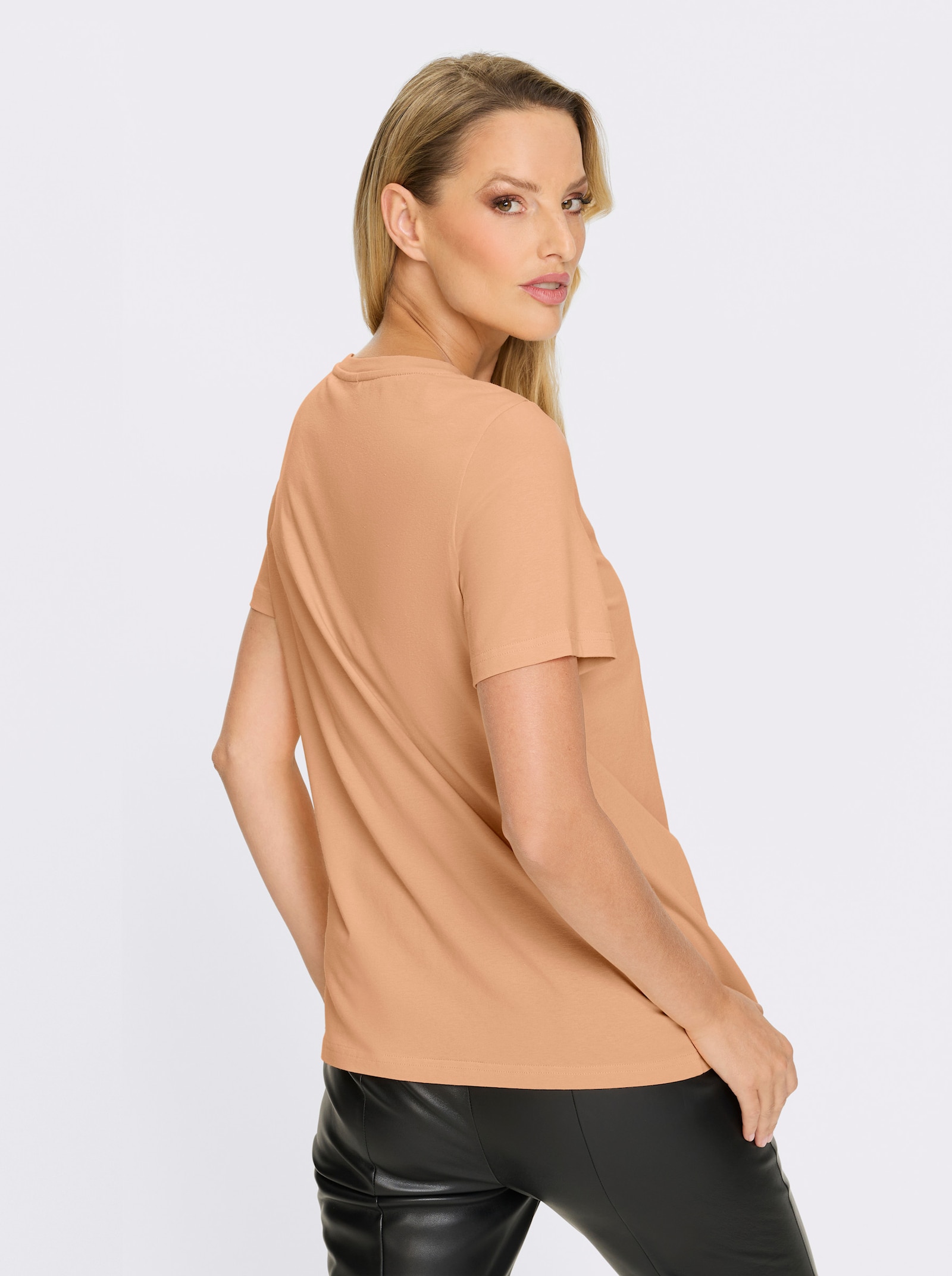 heine T-Shirt mit gebogtem Ausschnitt - apricot