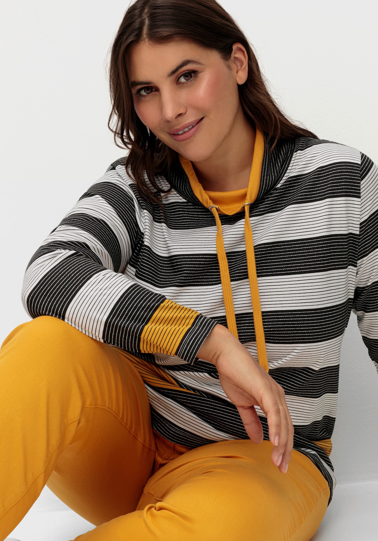 Stehkragenshirt mit weitenregulierbarem Kragen - ocker-schwarz-geringelt