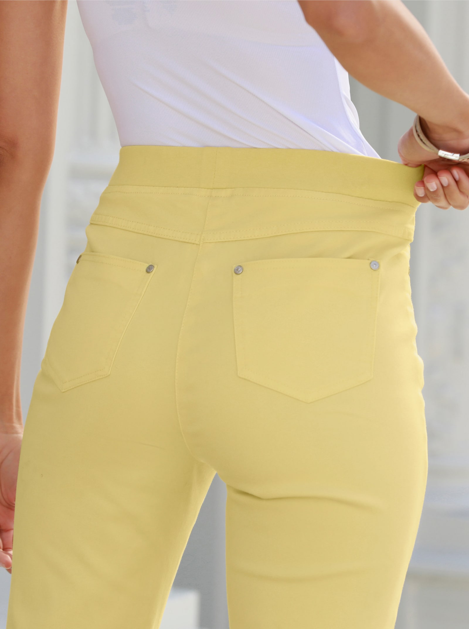 Jean 7/8 en qualité douce avec ceinture en jersey - citron