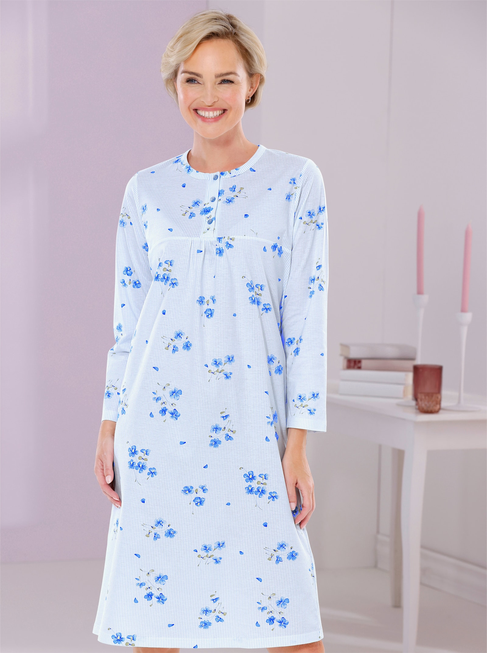 Comtessa Nachthemd mit Blütenmuster - hellblau