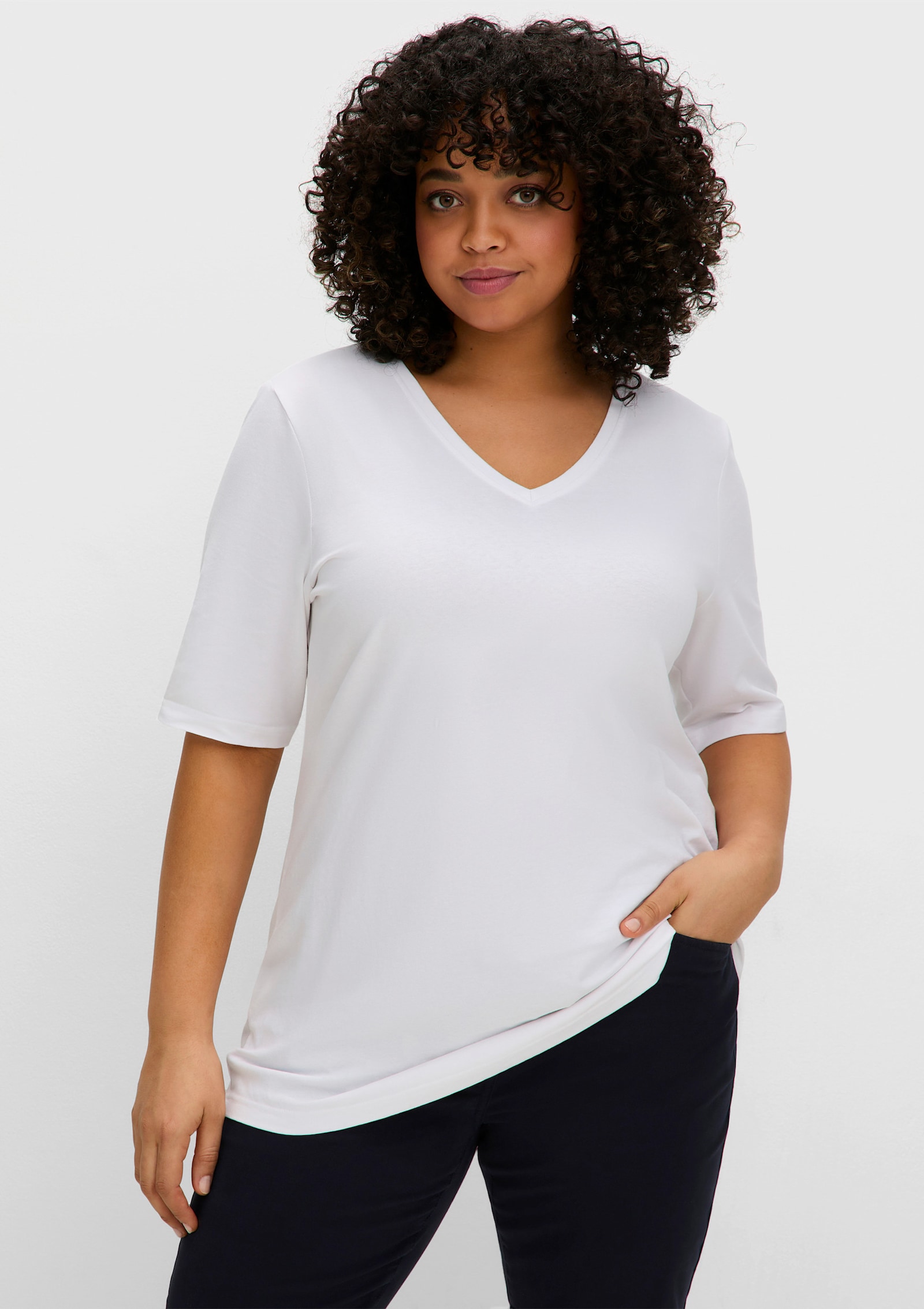 sheego Shirt met V-hals van jersey, licht getailleerd - wit