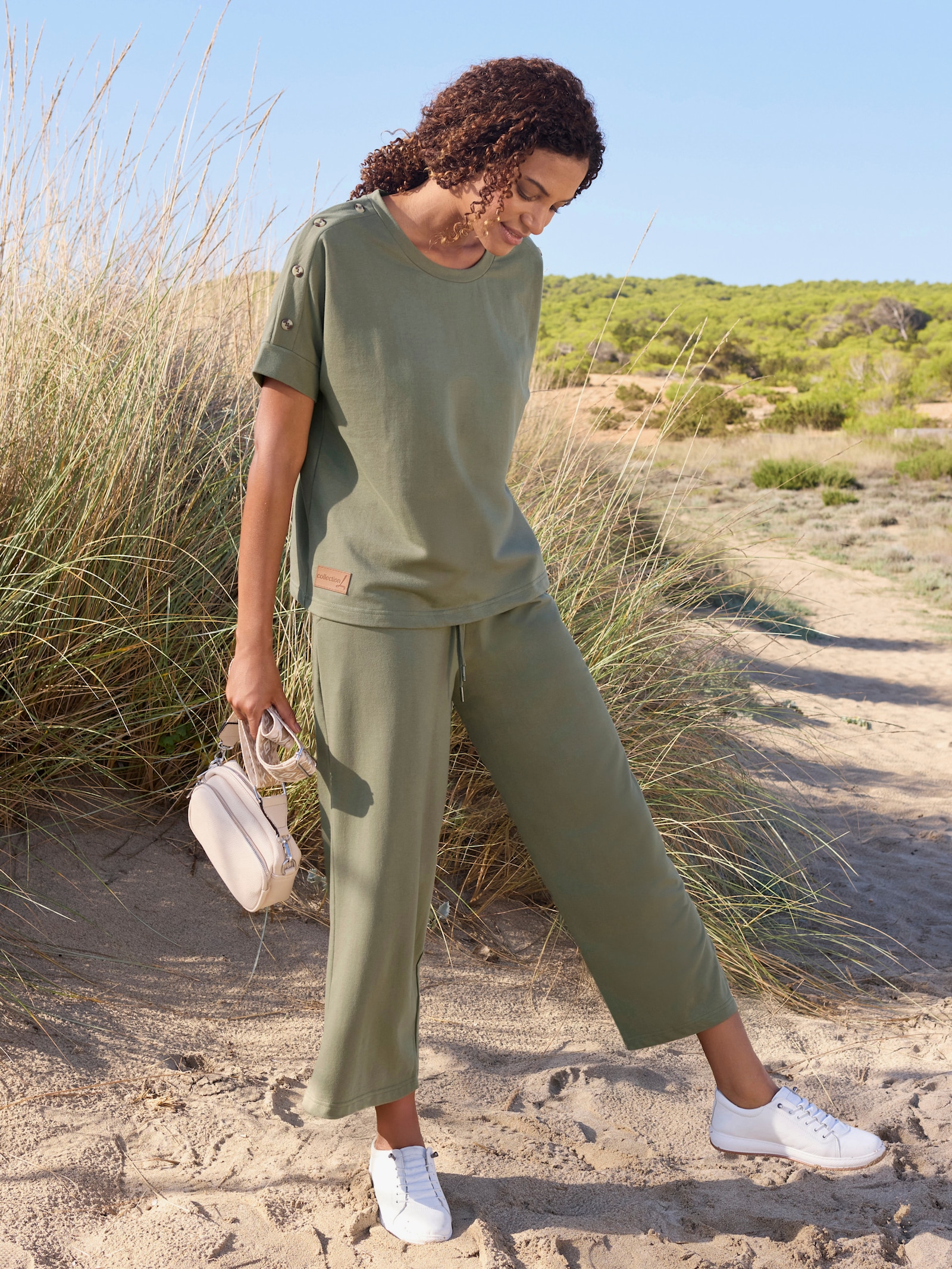 Sweatshirt mit Zierknöpfen an der Schulterpartie - khaki