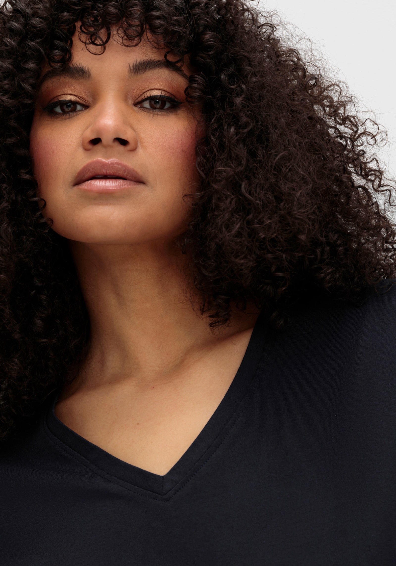 sheego V-Shirt aus leichtem Jersey - tiefblau