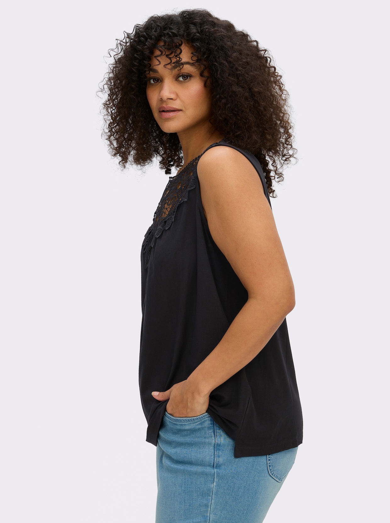 Shirttop mit Spitze am Ausschnitt - schwarz