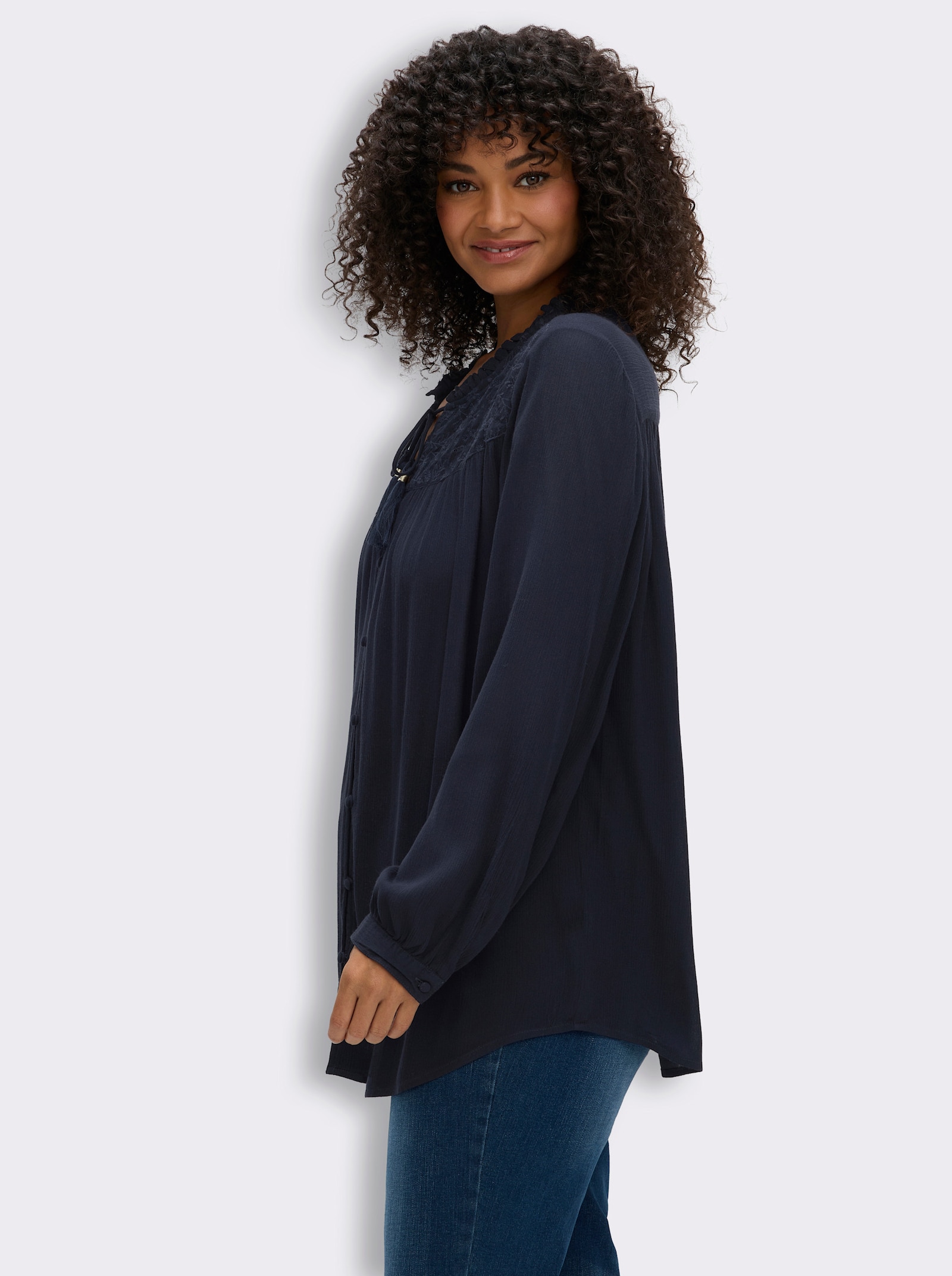 sheego Crinklebluse mit bestickter Passe - tiefblau