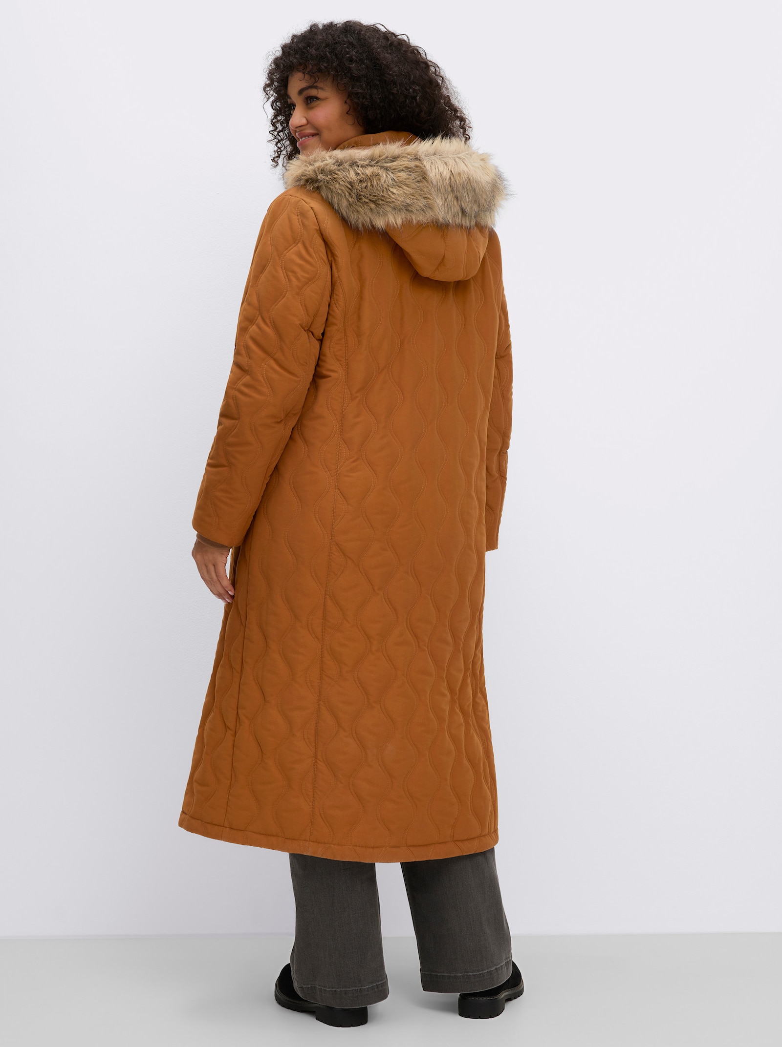 sheego Steppmantel mit Kapuze und Fellimitat-Besatz - cognac