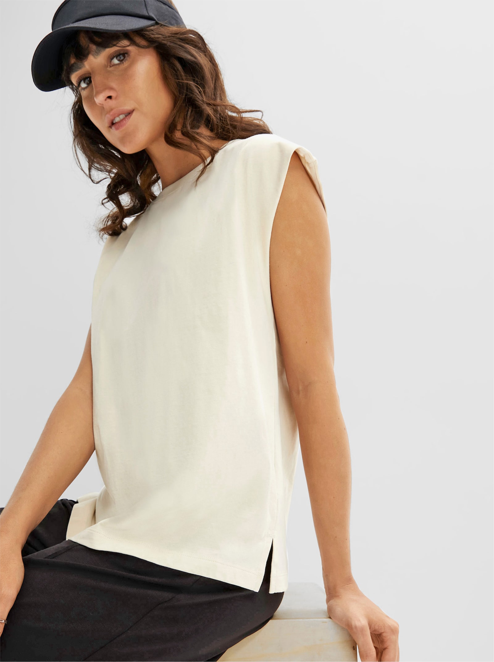 Shirt in weiter, ärmelloser Form - ecru