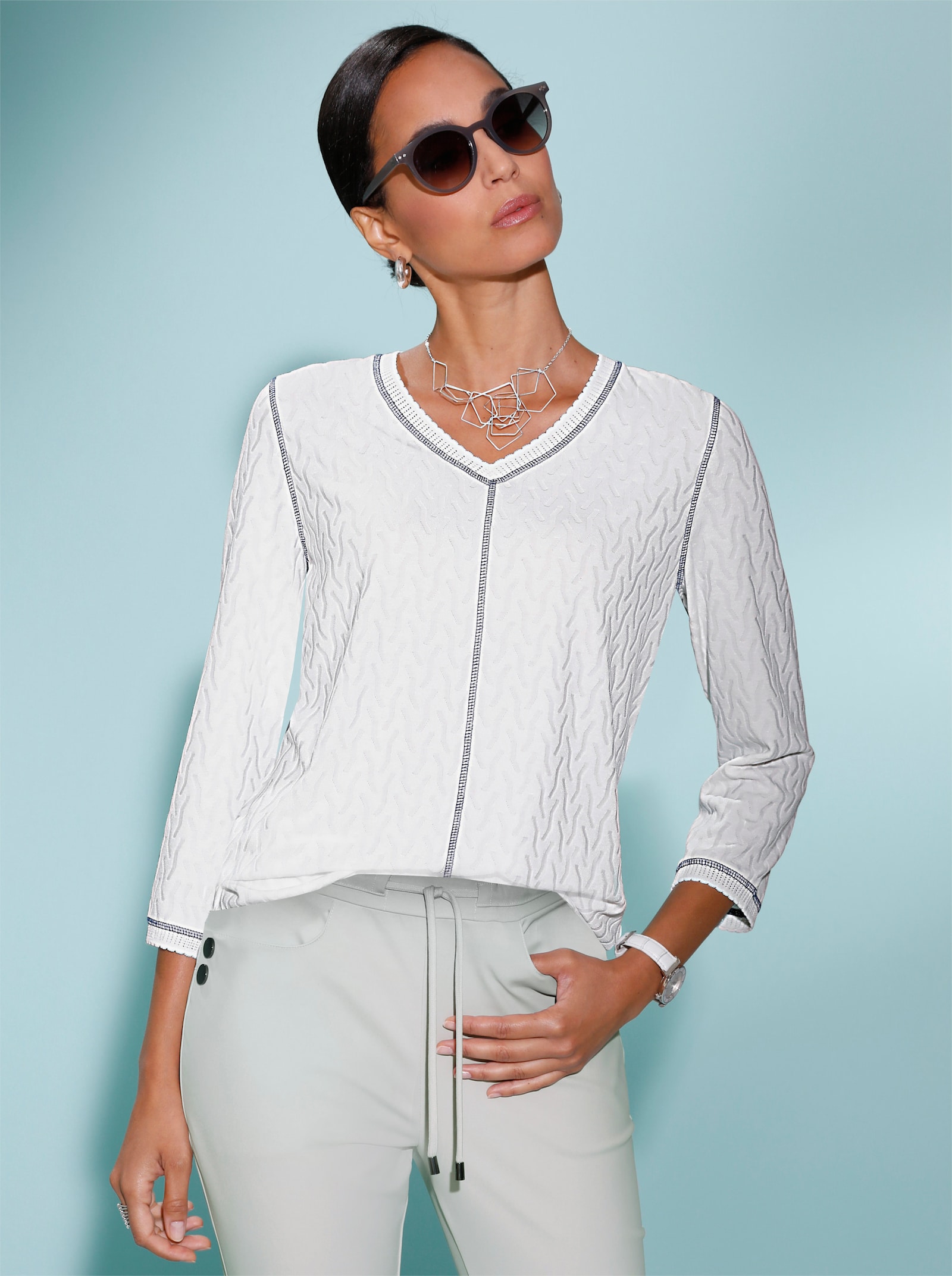 V-Shirt in Jersey-Jacquard-Qualität - weiß