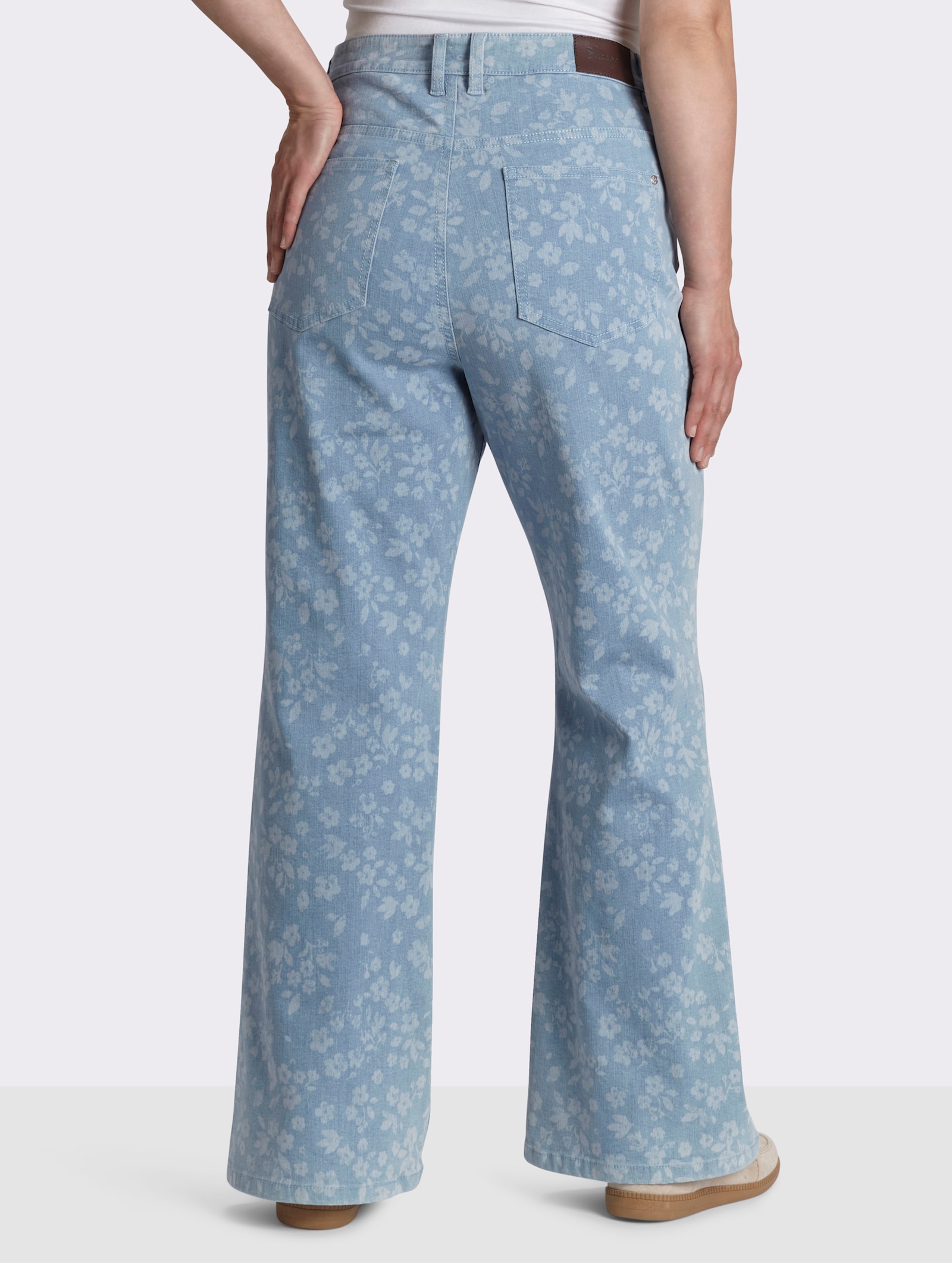 sheego Bootcut-Jeans mit Laserprint-Blüten - blue-bleached