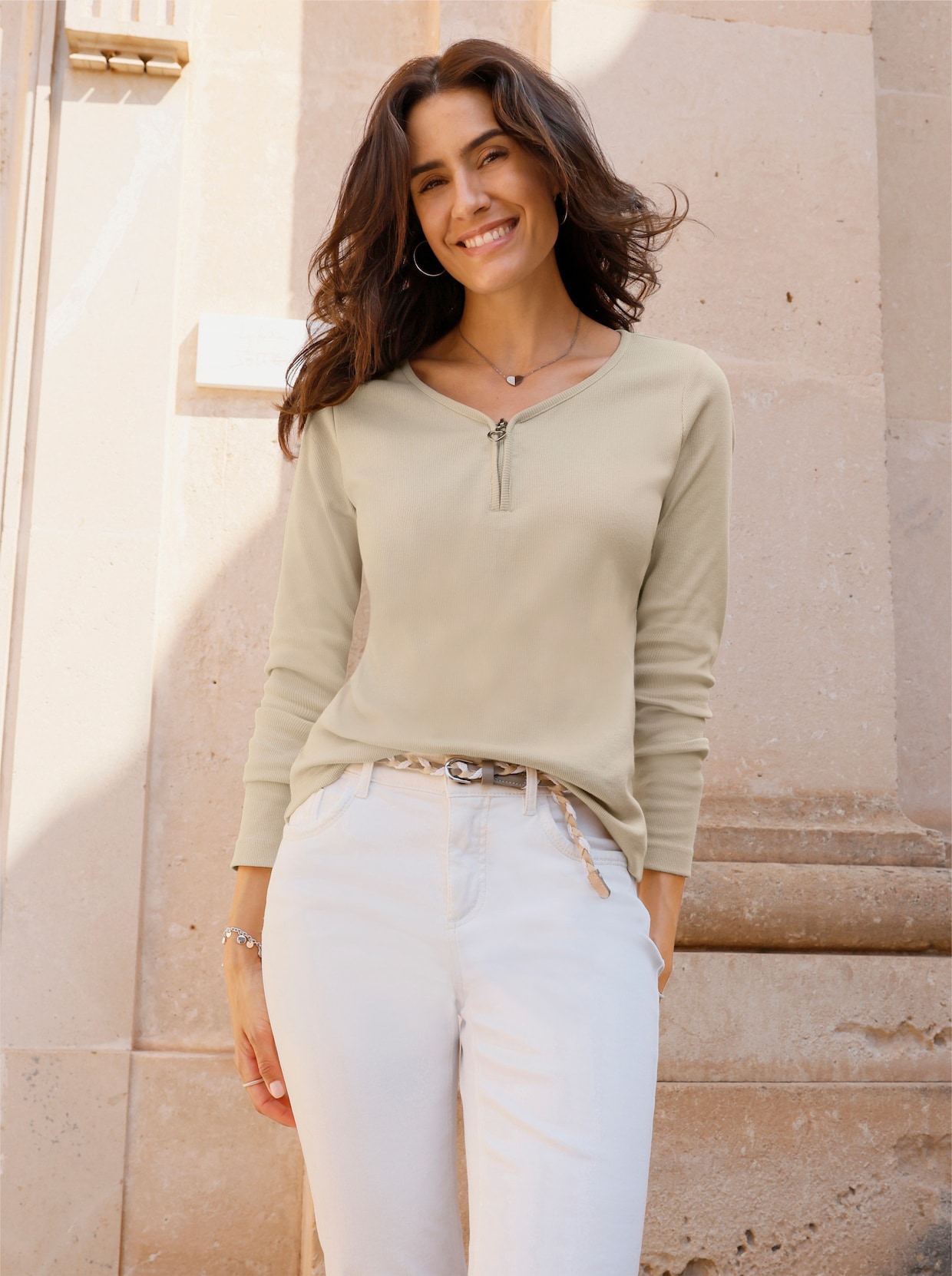 Rippshirt mit Reissverschluss am V-Ausschnitt - sand