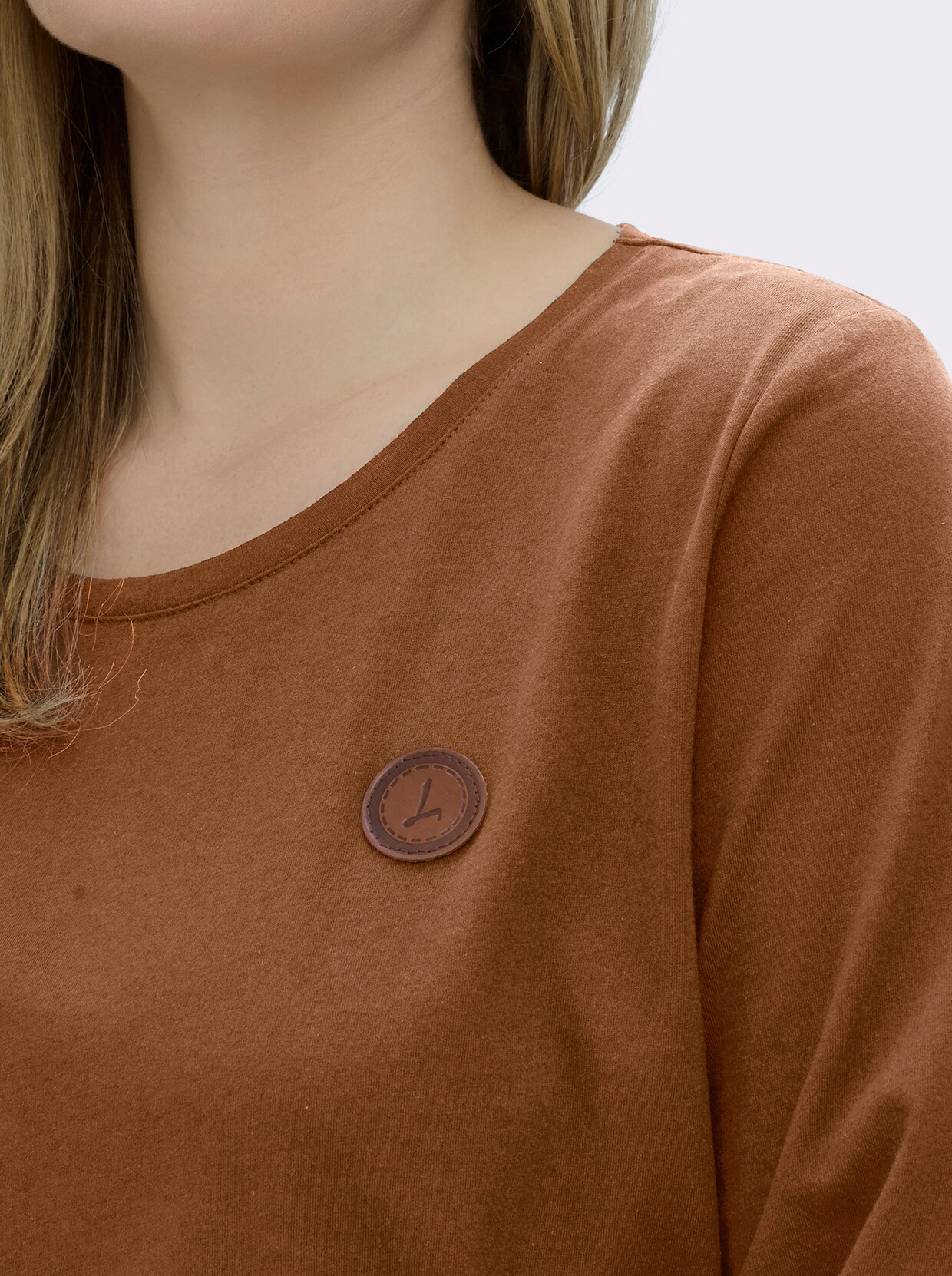 Langarmshirt mit Leder-Imitat-Patch - cognac