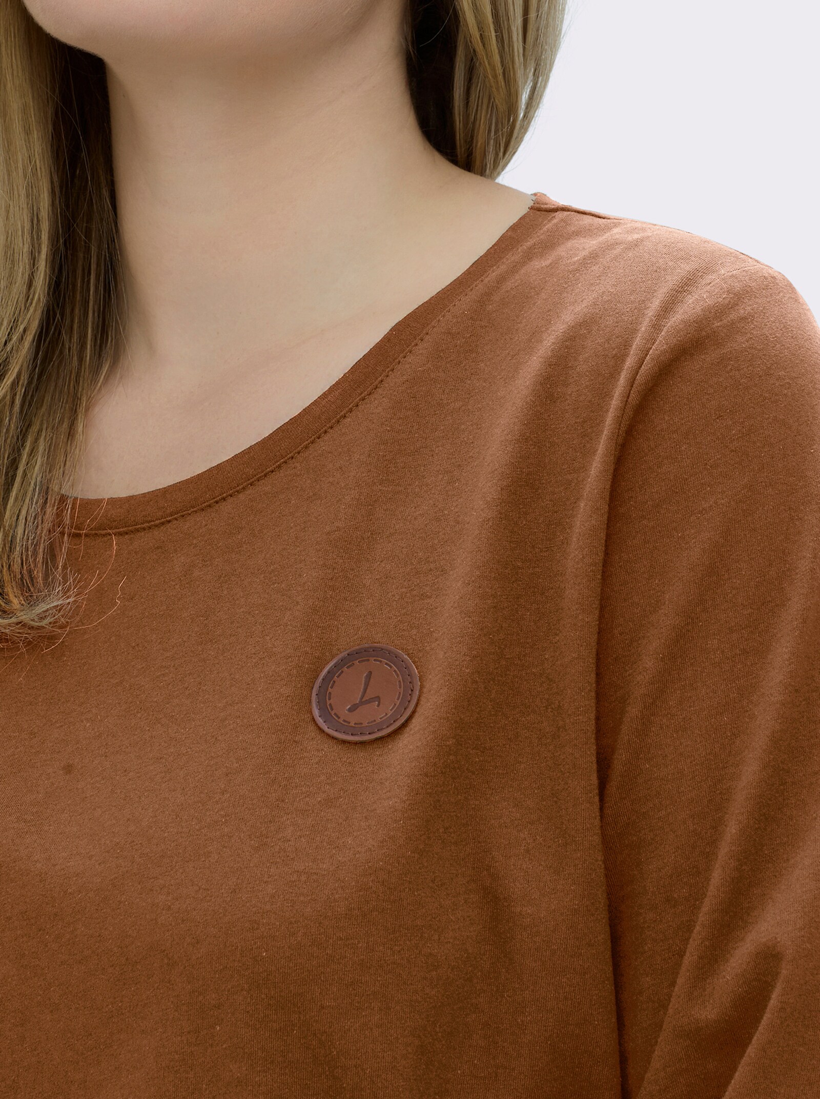 Langarmshirt mit Leder-Imitat-Patch - cognac