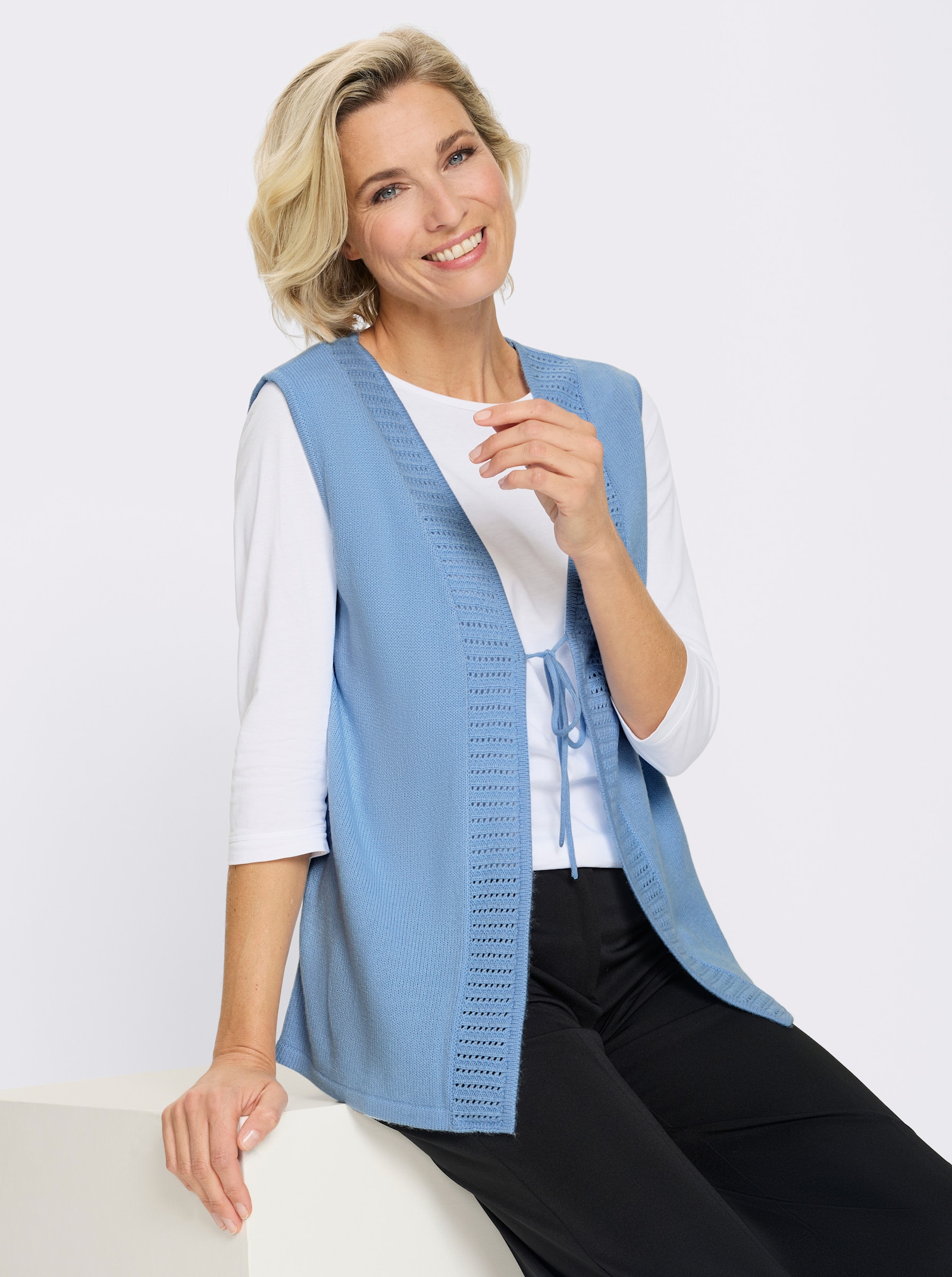Strickweste mit Ajour-Muster im Vorderteil - eisblau