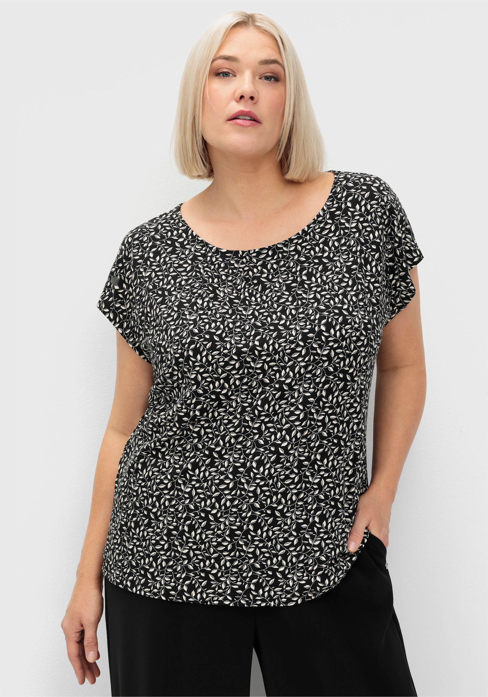 sheego Kurzarmshirt mit Blätterprint - schwarz-gemustert