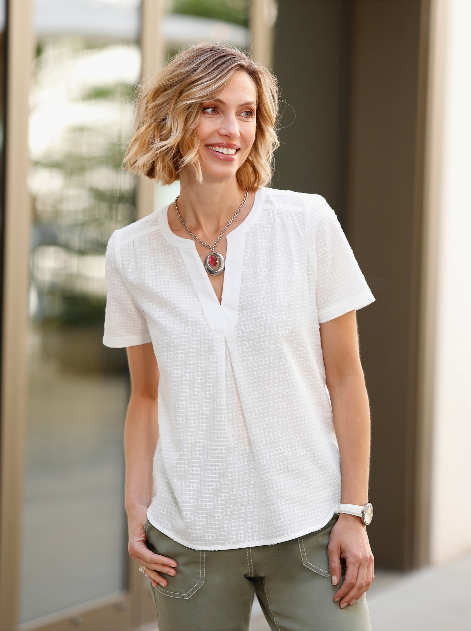 Comfortabele blouse met schouderpas aan voor- en achterzijde. - ecru