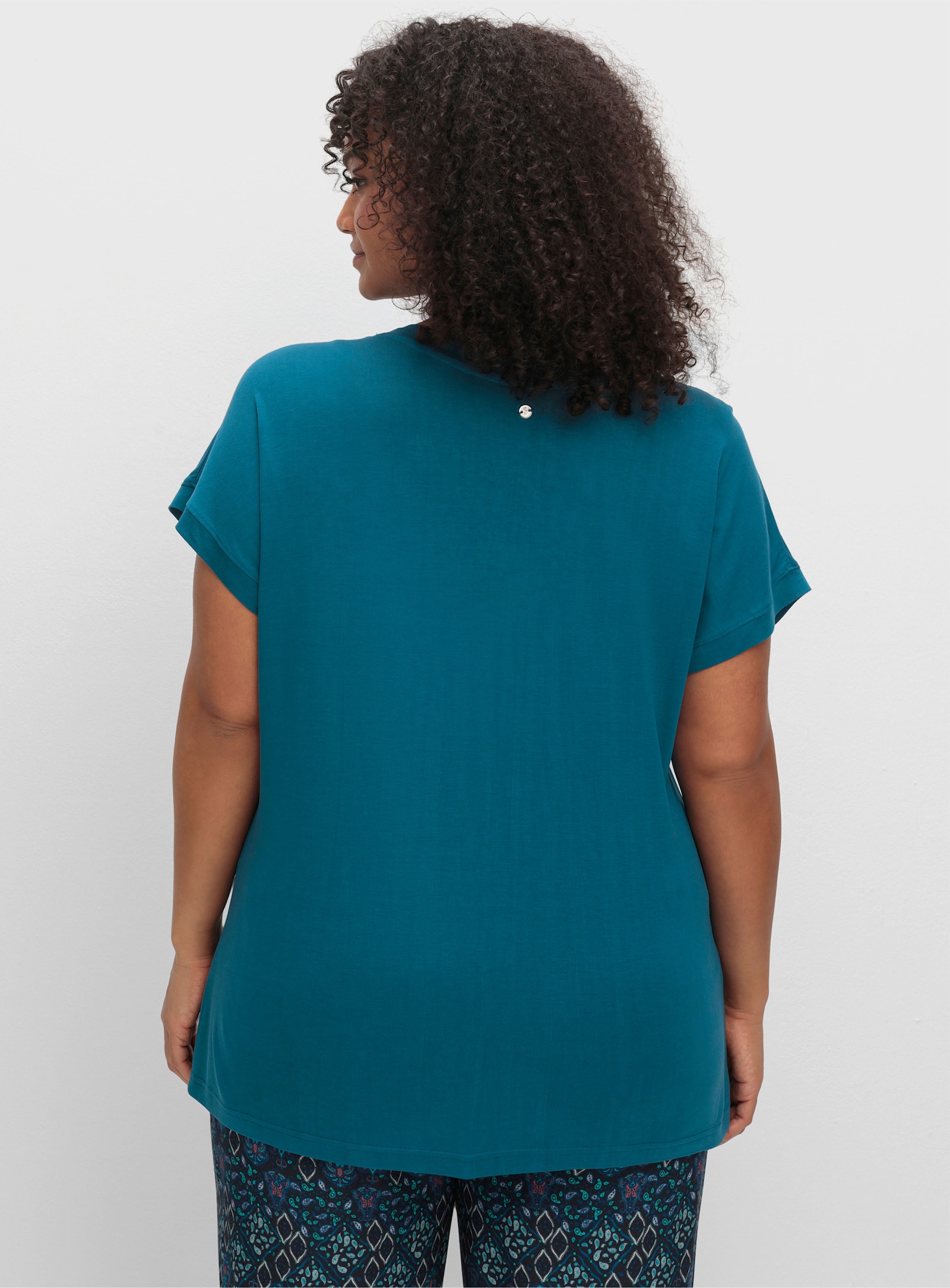 sheego T-Shirt mit V-Ausschnitt und Zierpaspel vorne - dunkelpetrol