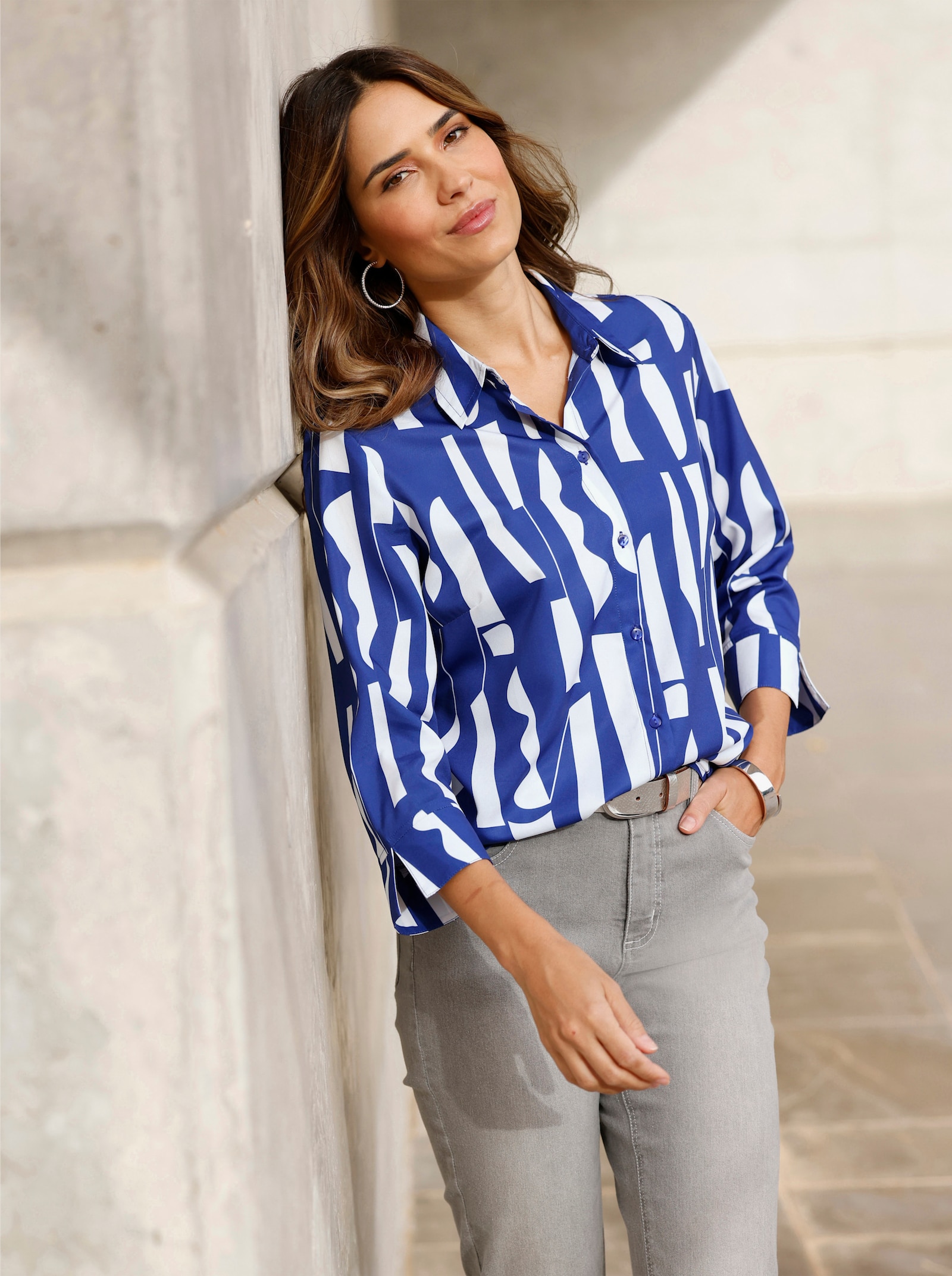 Hemdbluse mit Grafikmuster - royalblau-ecru-bedruckt