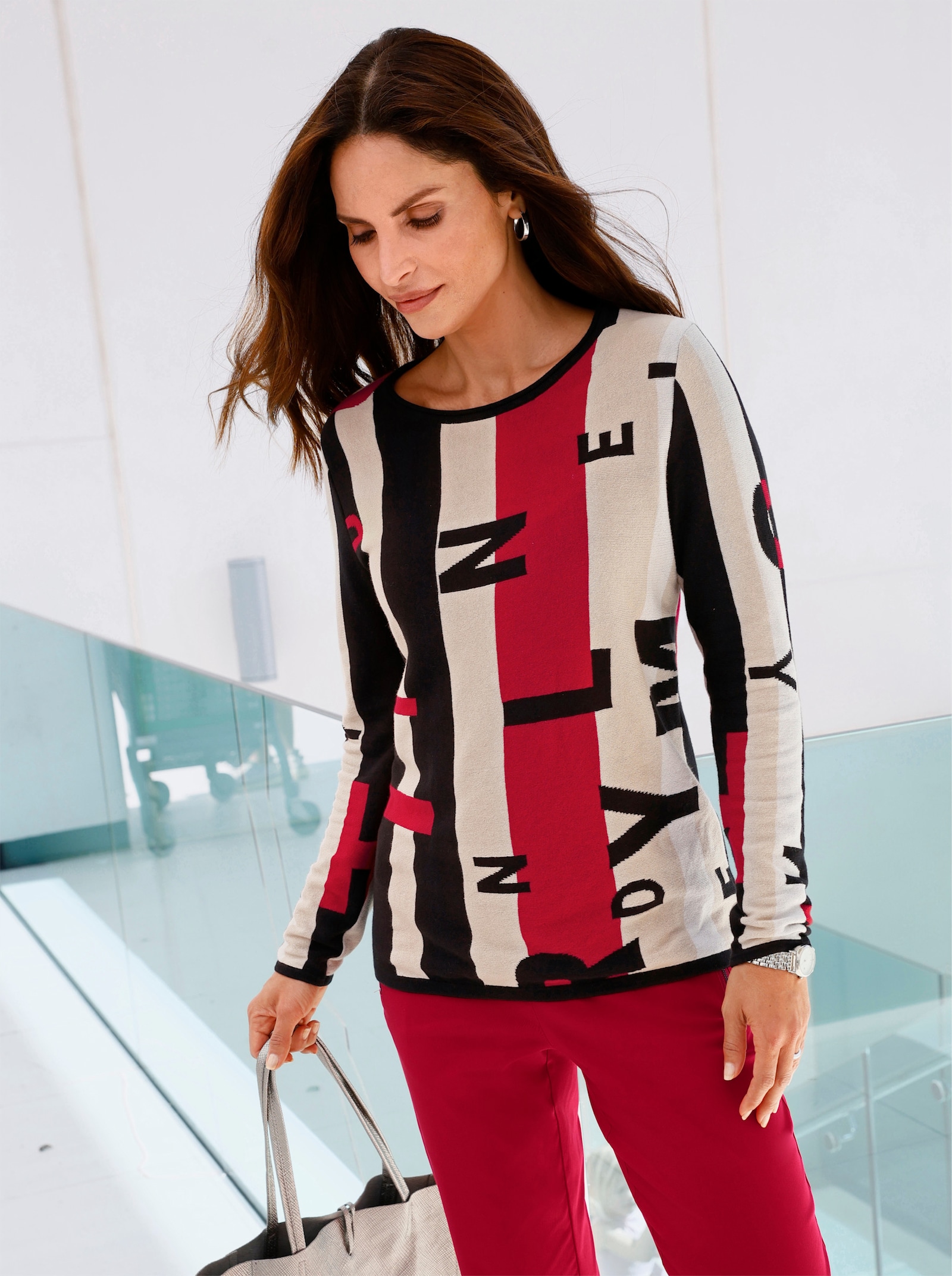 Jacquard-Pullover mit Streifen- und Lettering-Muster - schwarz-rot-gemustert