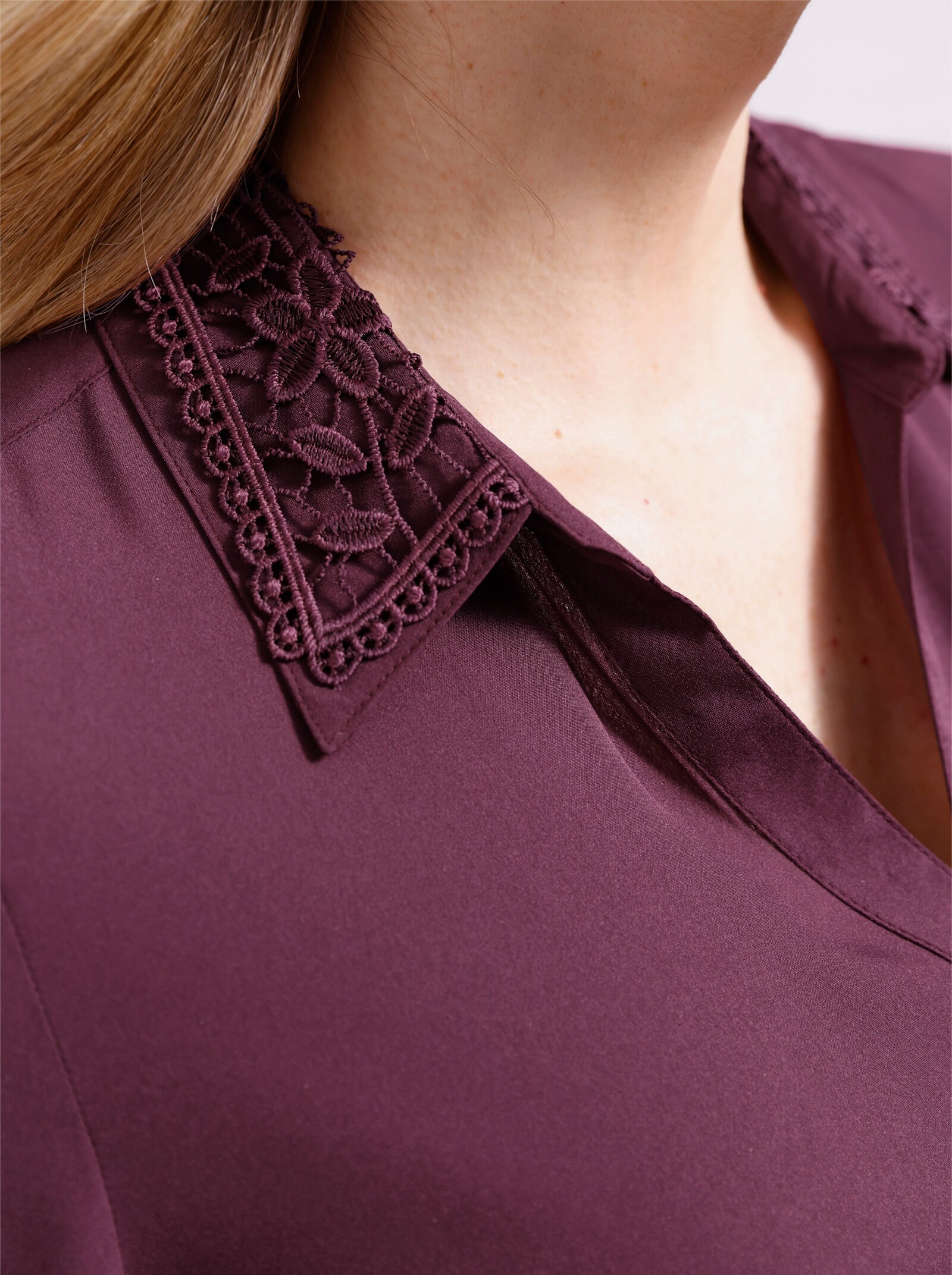 Longbluse mit Spitzenbesatz - burgund