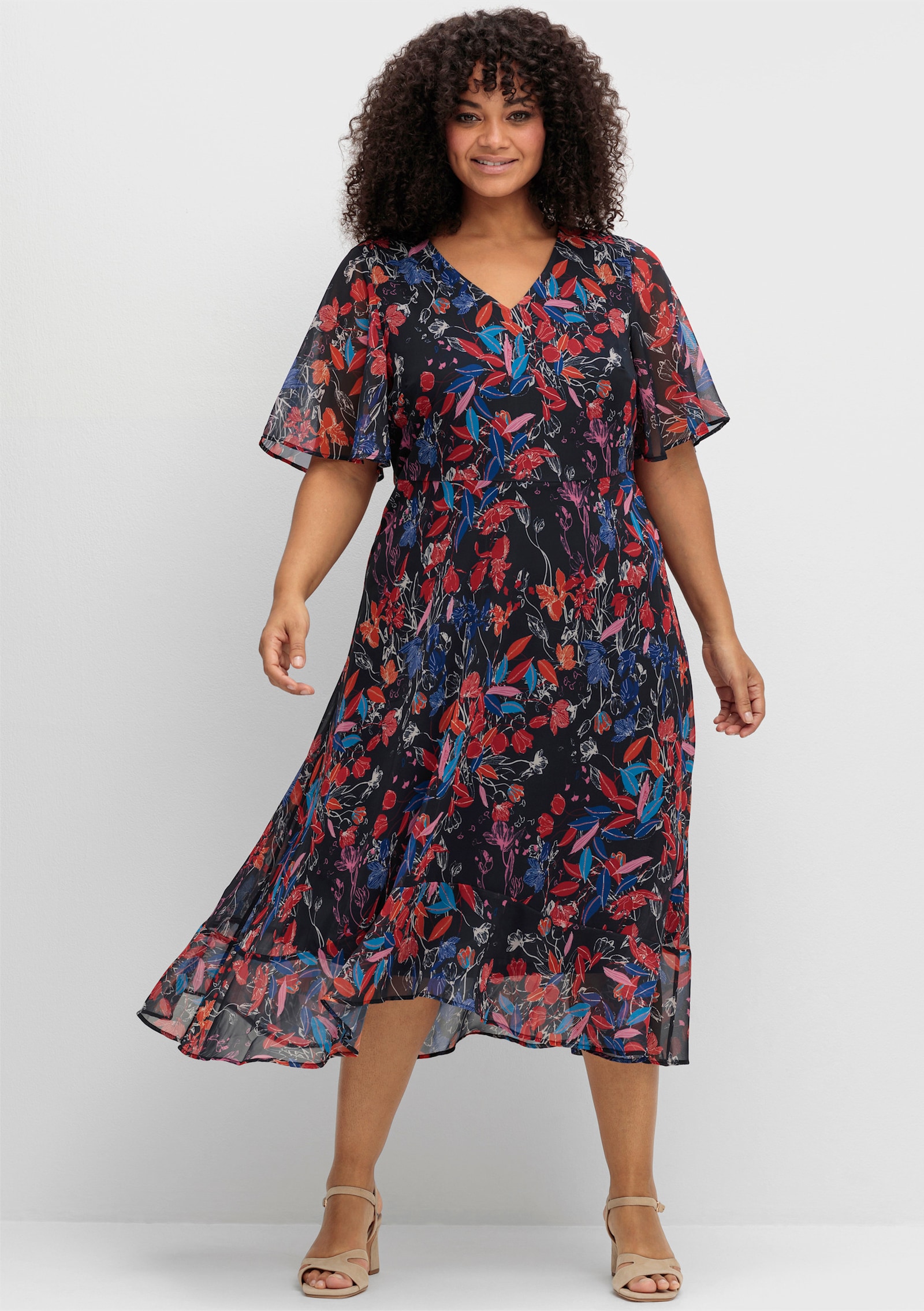 sheego Chiffonjurk met bloemenprint en volant aan de zoom - marine gedessineerd