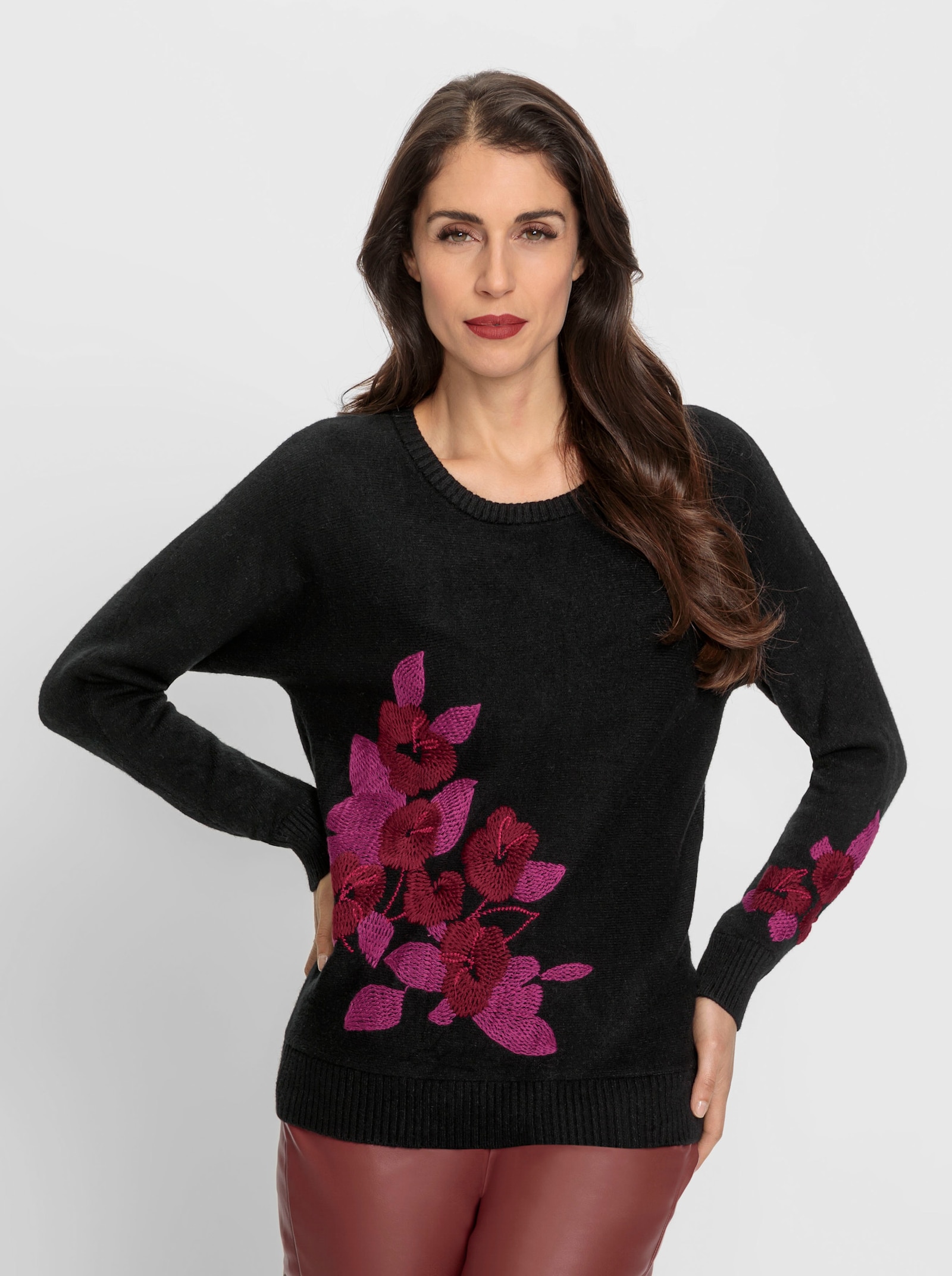 heine Rundhalspullover mit Blütenstickerei - schwarz-dunkelrot-gemustert