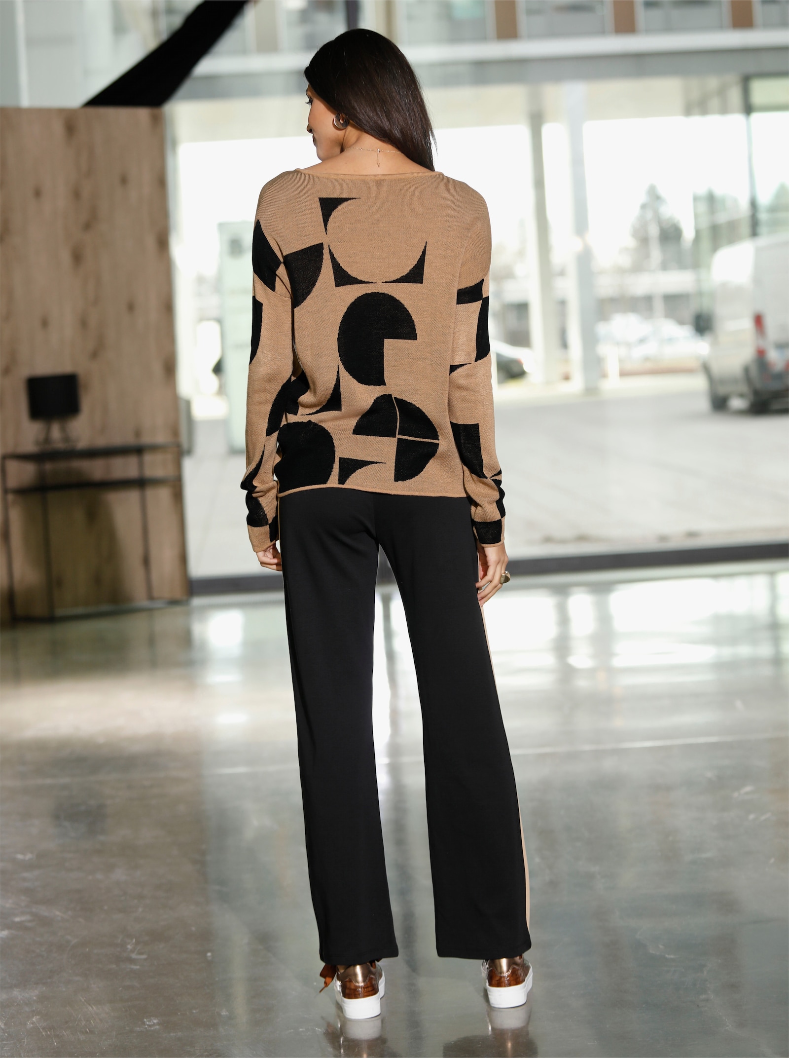 Žakárový svetr s grafickým vzorem - velbloudí-černá-vzor