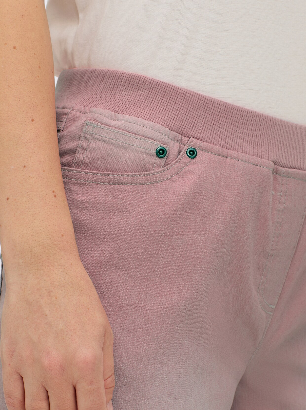 Schlupfjeans mit geripptem Strick-Dehnbund - rosé