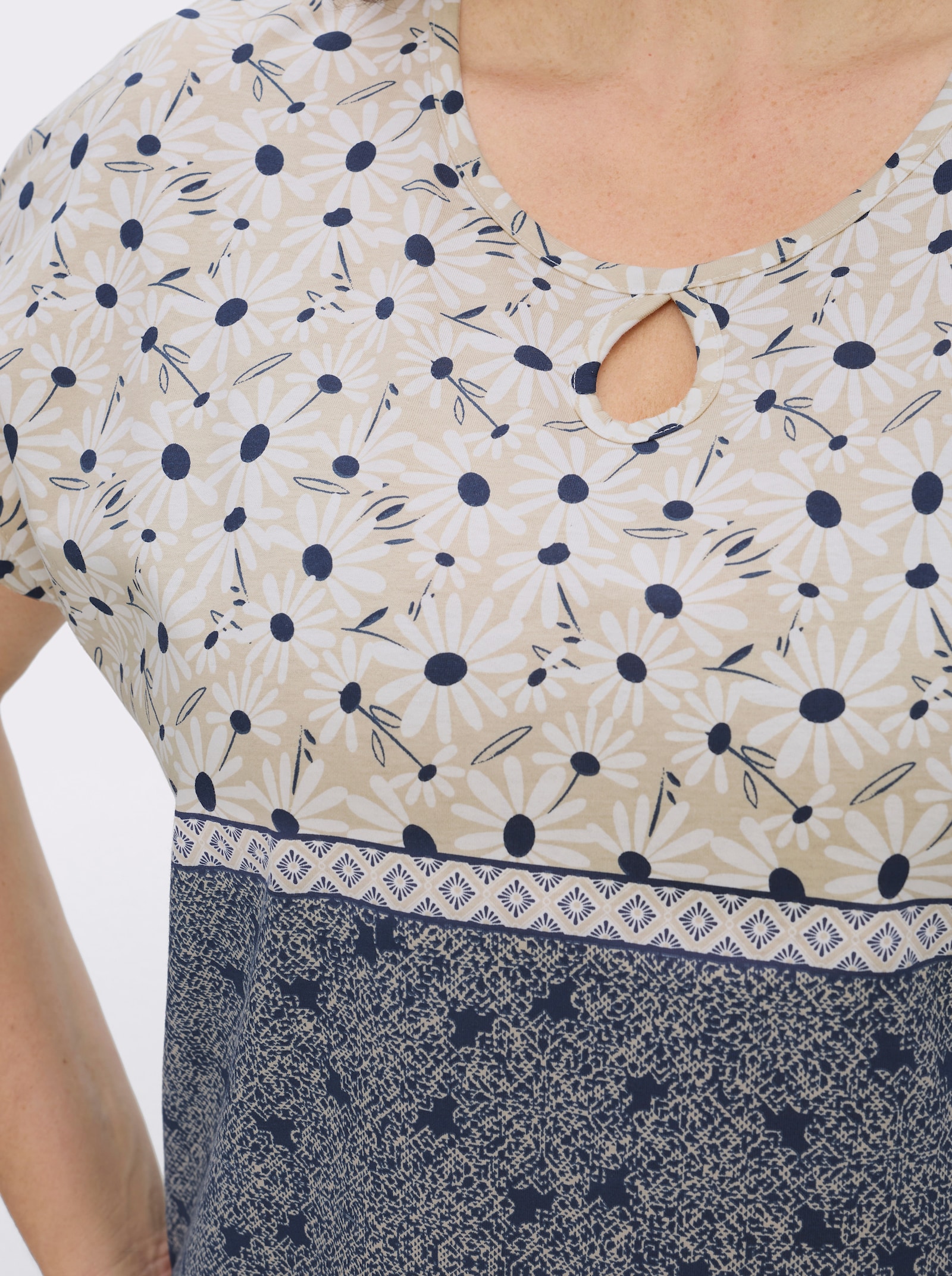 Kurzarmshirt mit Tropfen-Ausschnitt - weiß-marine-bedruckt