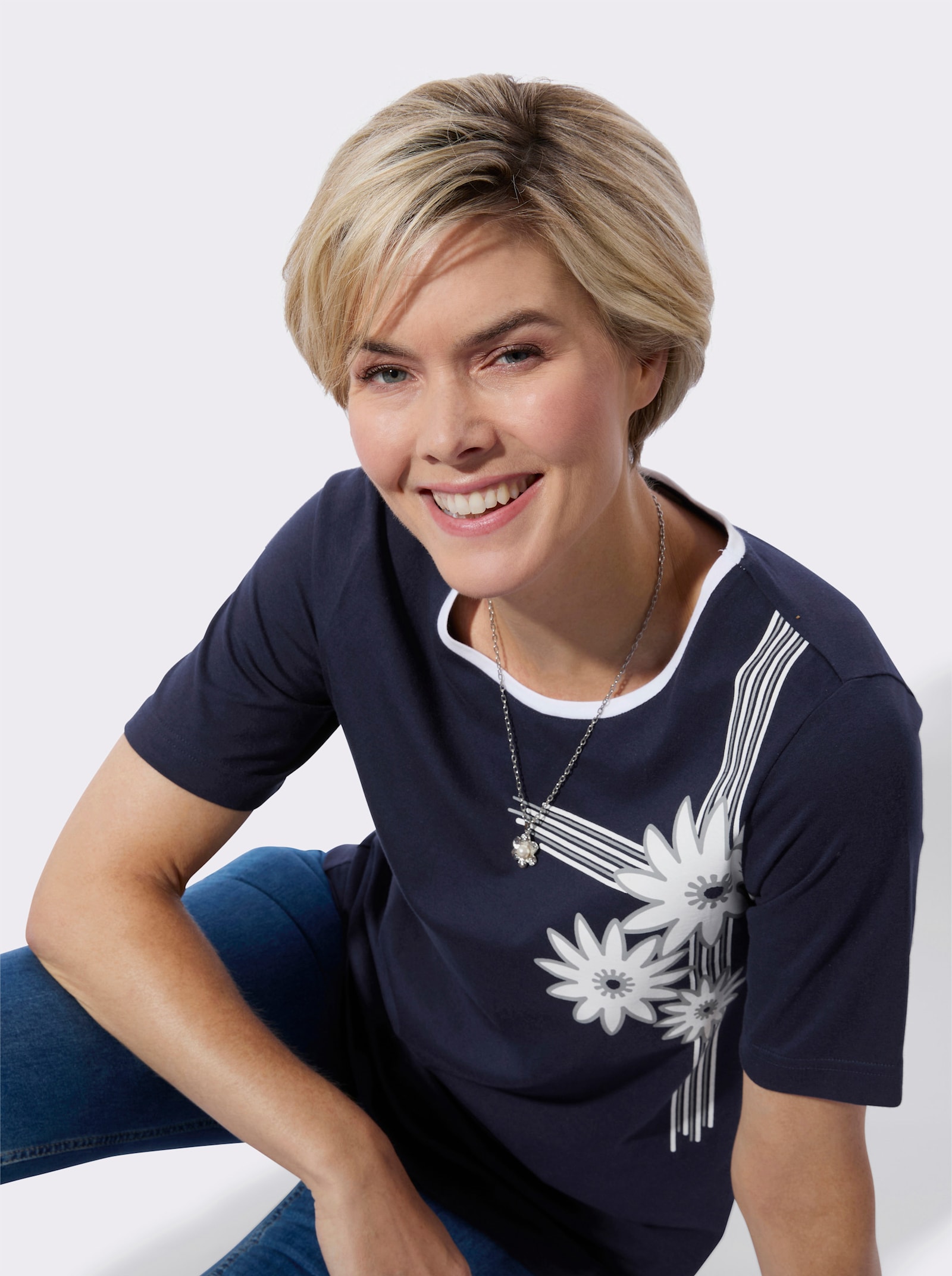 Kurzarmshirt mit platziertem Blütenprint - marine