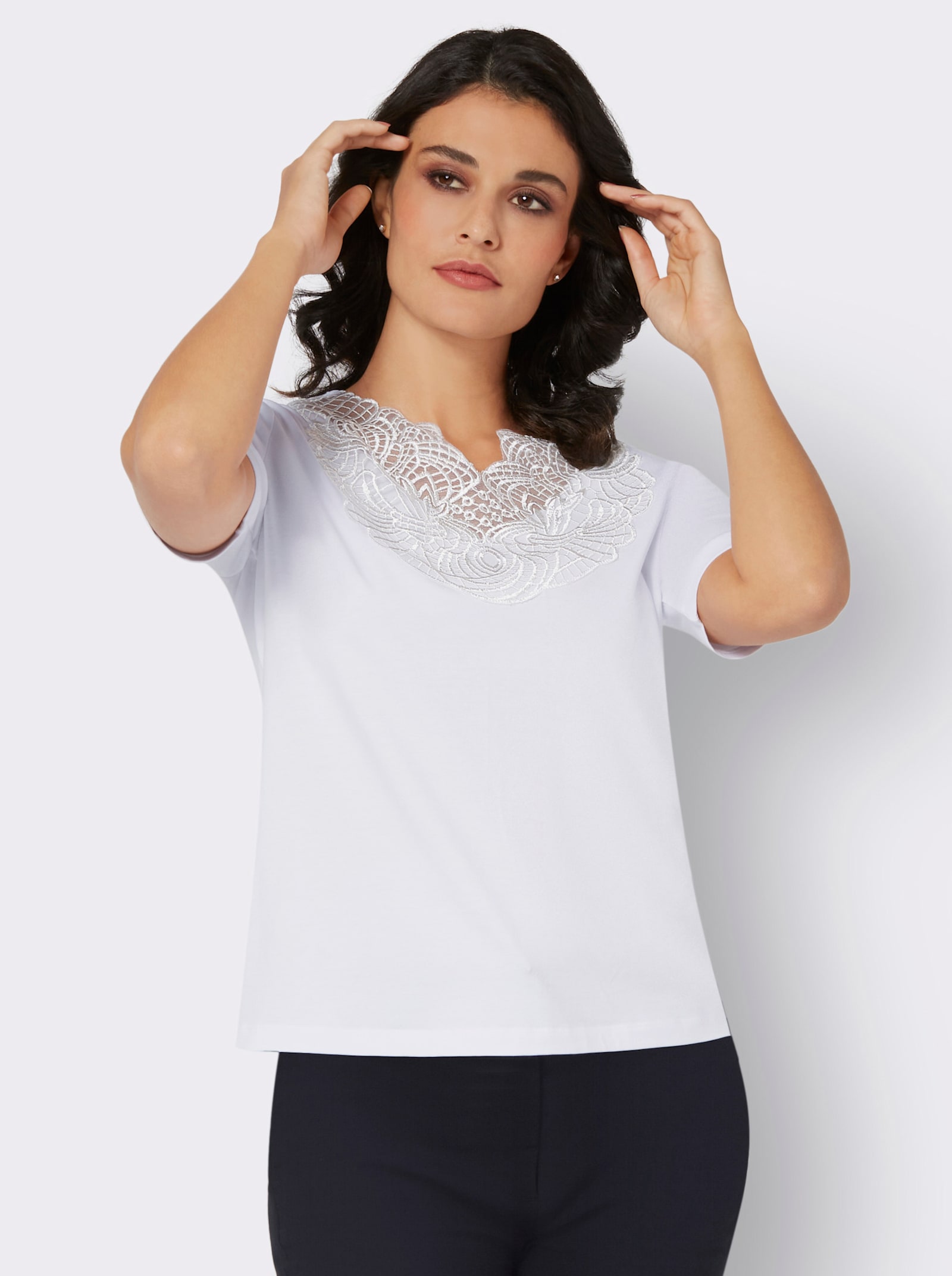 V-Shirt mit Spitzenverzierung - weiß