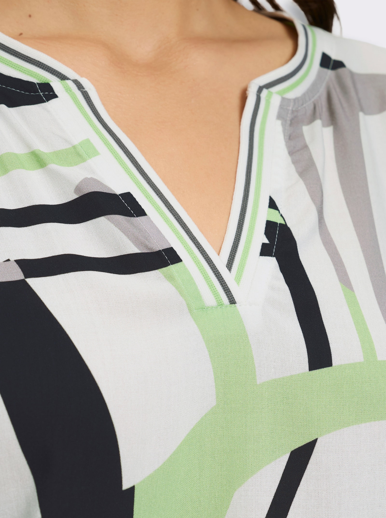 Schlupf-Bluse mit grafischem Print - ecru-reseda-bedruckt