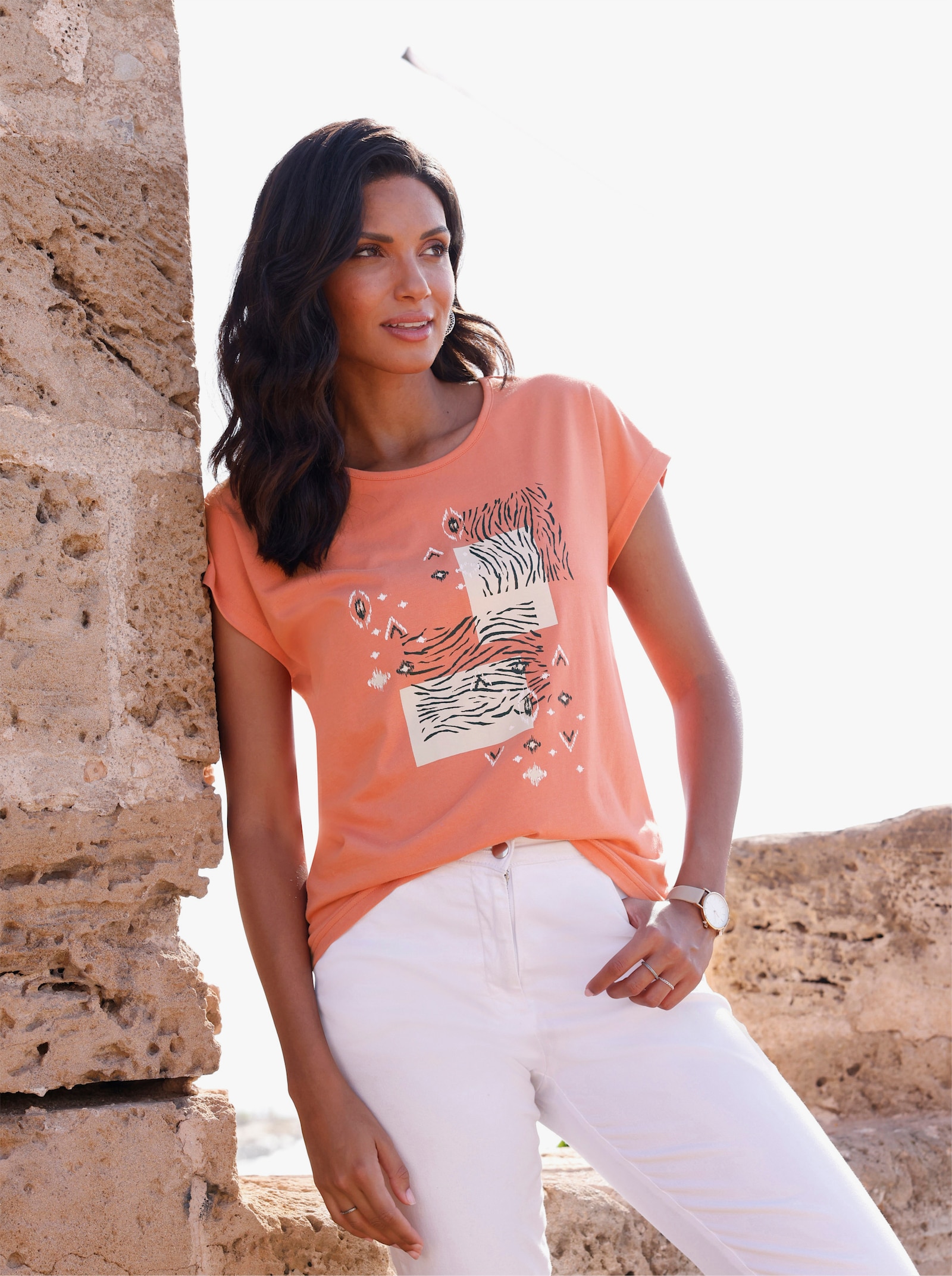 Rundhalsshirt im Ethno-Stil - papaya-schwarz-bedruckt